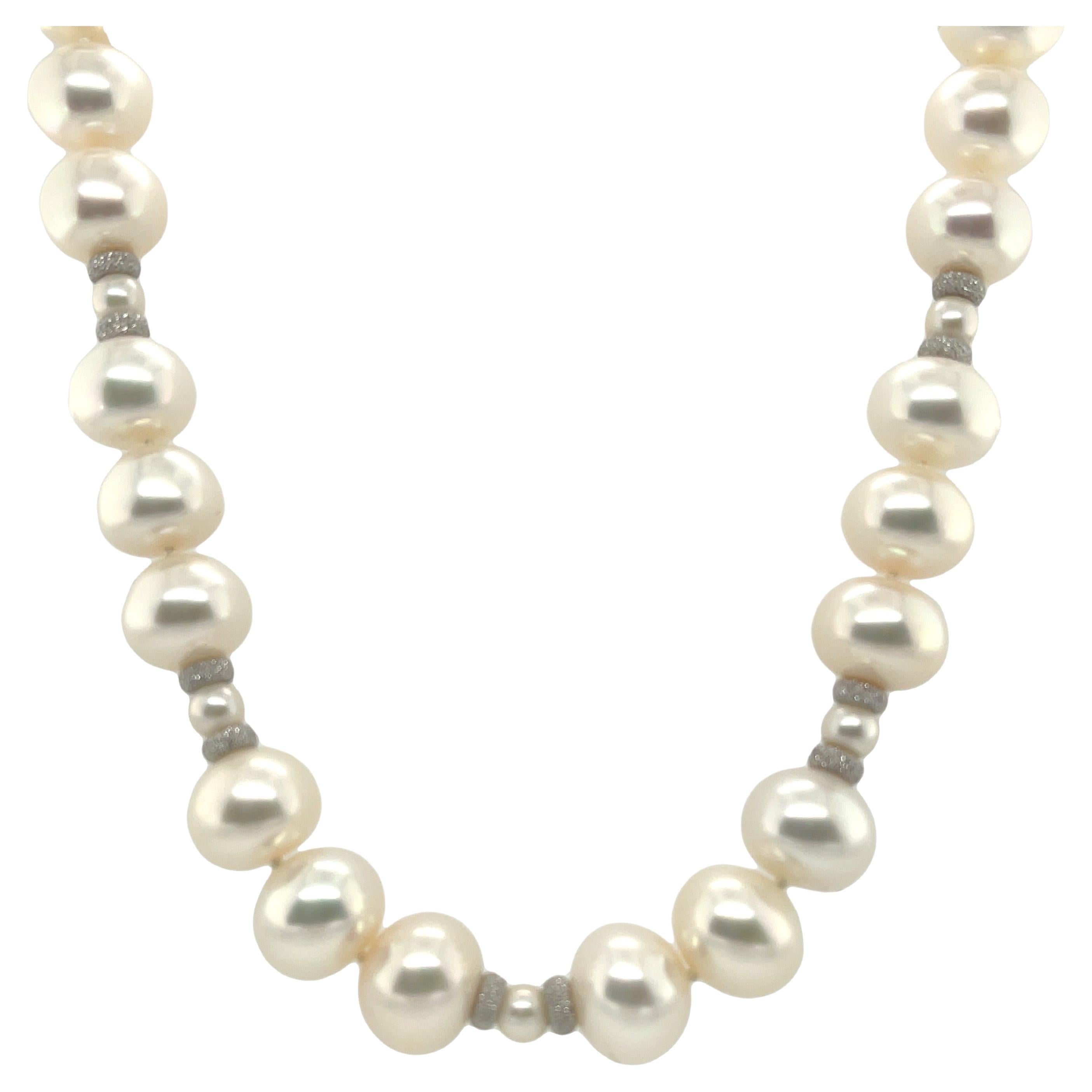 Collier de perles d'eau douce blanches avec accents en or blanc, 18,5 pouces en vente