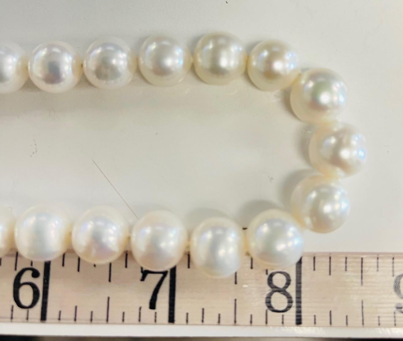 White Freshwater Pearl Necklace with Yellow Gold Clasp In New Condition For Sale In Los Angeles, CA