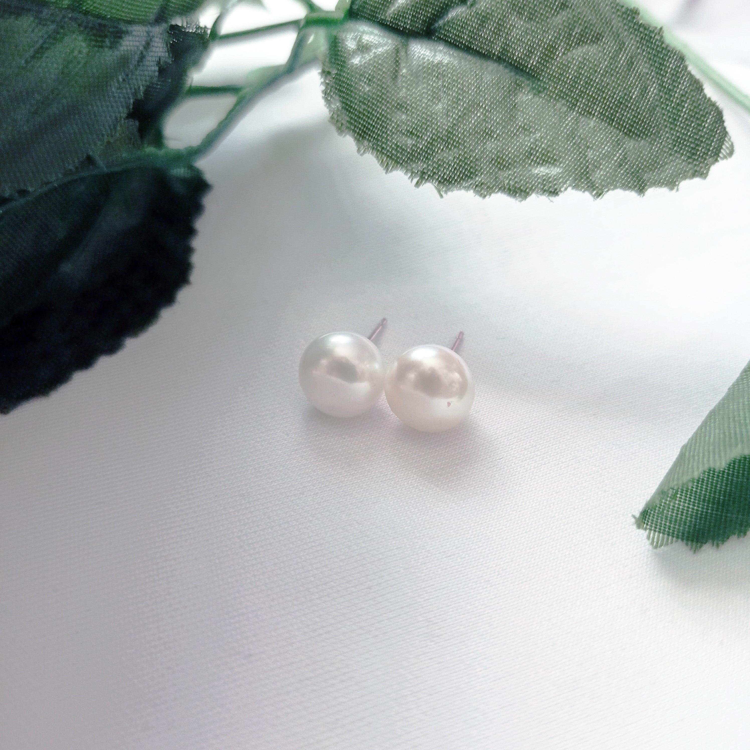 Orecchini con perle d'acqua dolce bianche in A. Silver di nlanlaVictory in vendita 1