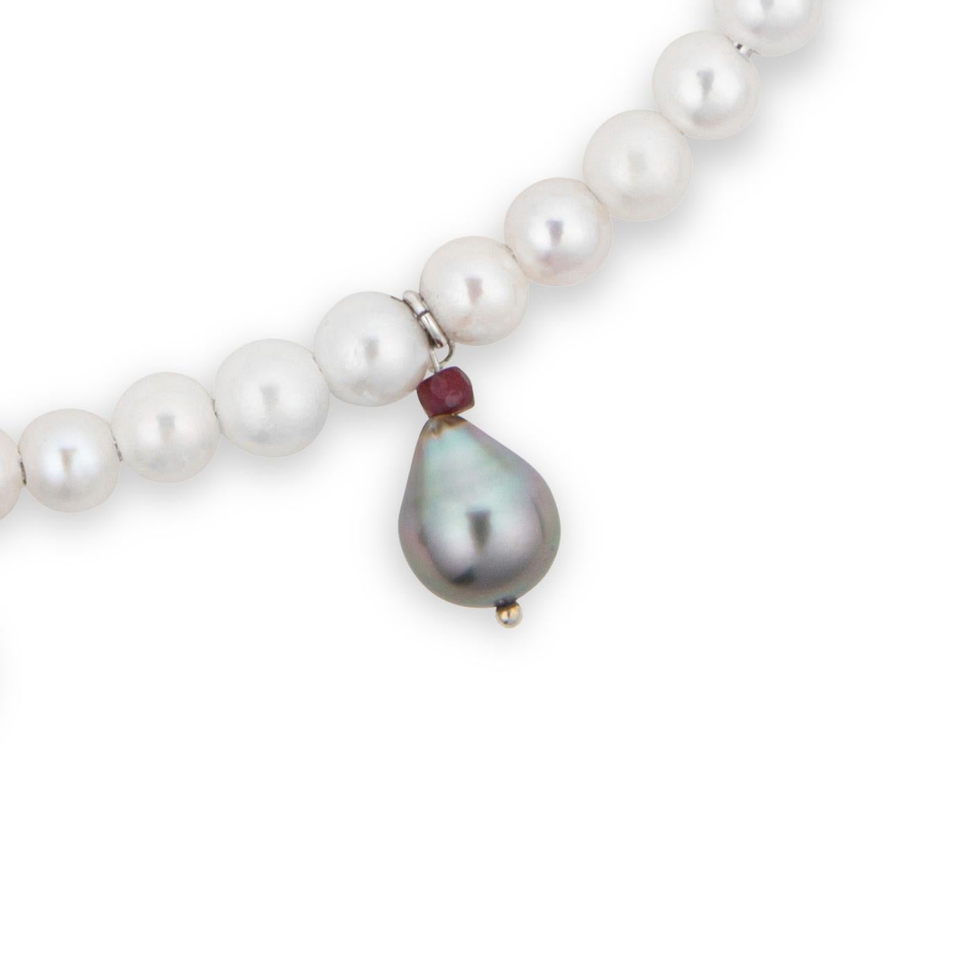 White freshwater pearls Choker with moving Tahiti pearls and gemstones In New Condition For Sale In Boostedt, SH