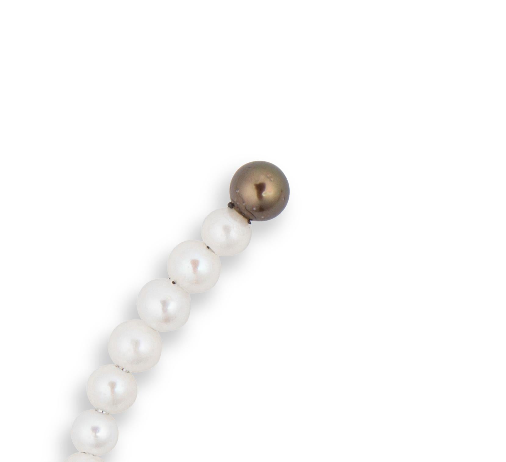 White freshwater pearls Choker with moving Tahiti pearls and gemstones For Sale 1