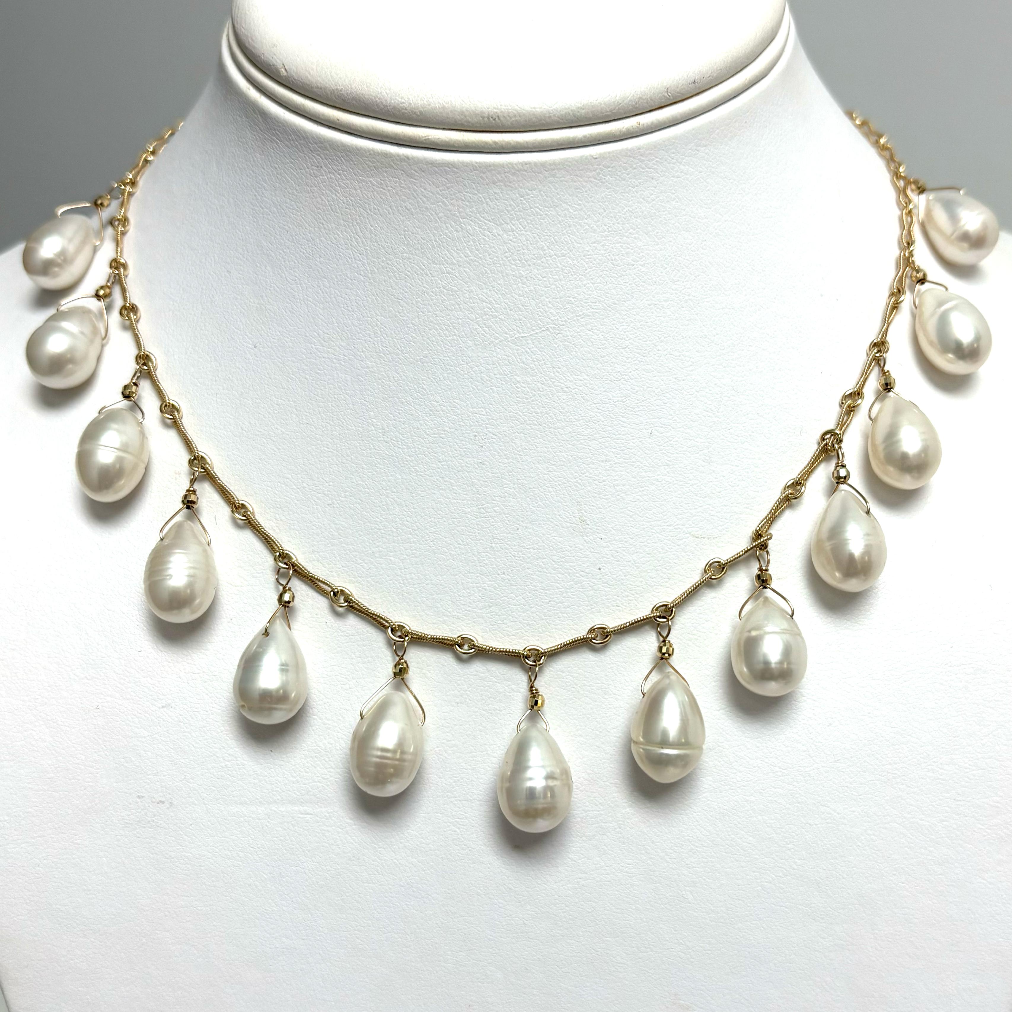 Descripción
Unas lustrosas perlas blancas, adornadas con cuentas facetadas de oro, cuelgan con gracia de una cadena artesanal de oro amarillo de 14k. Una delicada expresión de elegancia atemporal y belleza refinada.

Materiales y peso
Perlas de agua