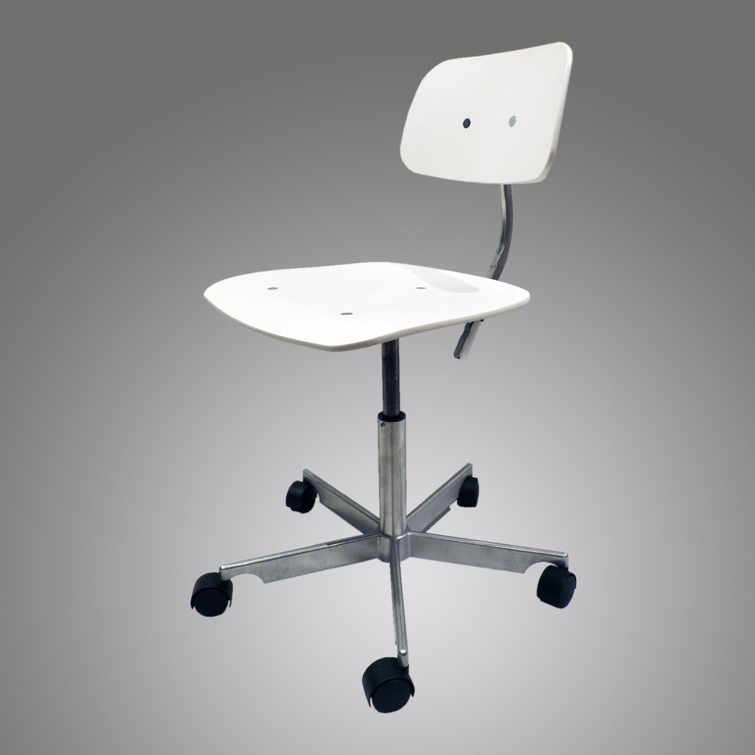Kevi is the classic office chair with the hardwearing principle: the better you sit, the more you get done. It is suitable for homes, offices, schools and workplaces where one solution must satisfy many demands.

The seat and back are made of