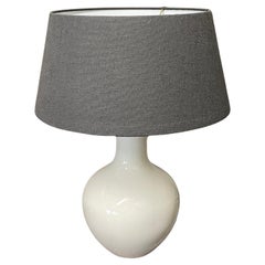 Lampe simple à col en entonnoir blanche avec abat-jour en lin noir, Chine, style contemporain