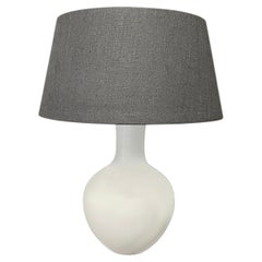 Lampe simple à col en entonnoir blanche avec abat-jour en lin noir, Chine, style contemporain