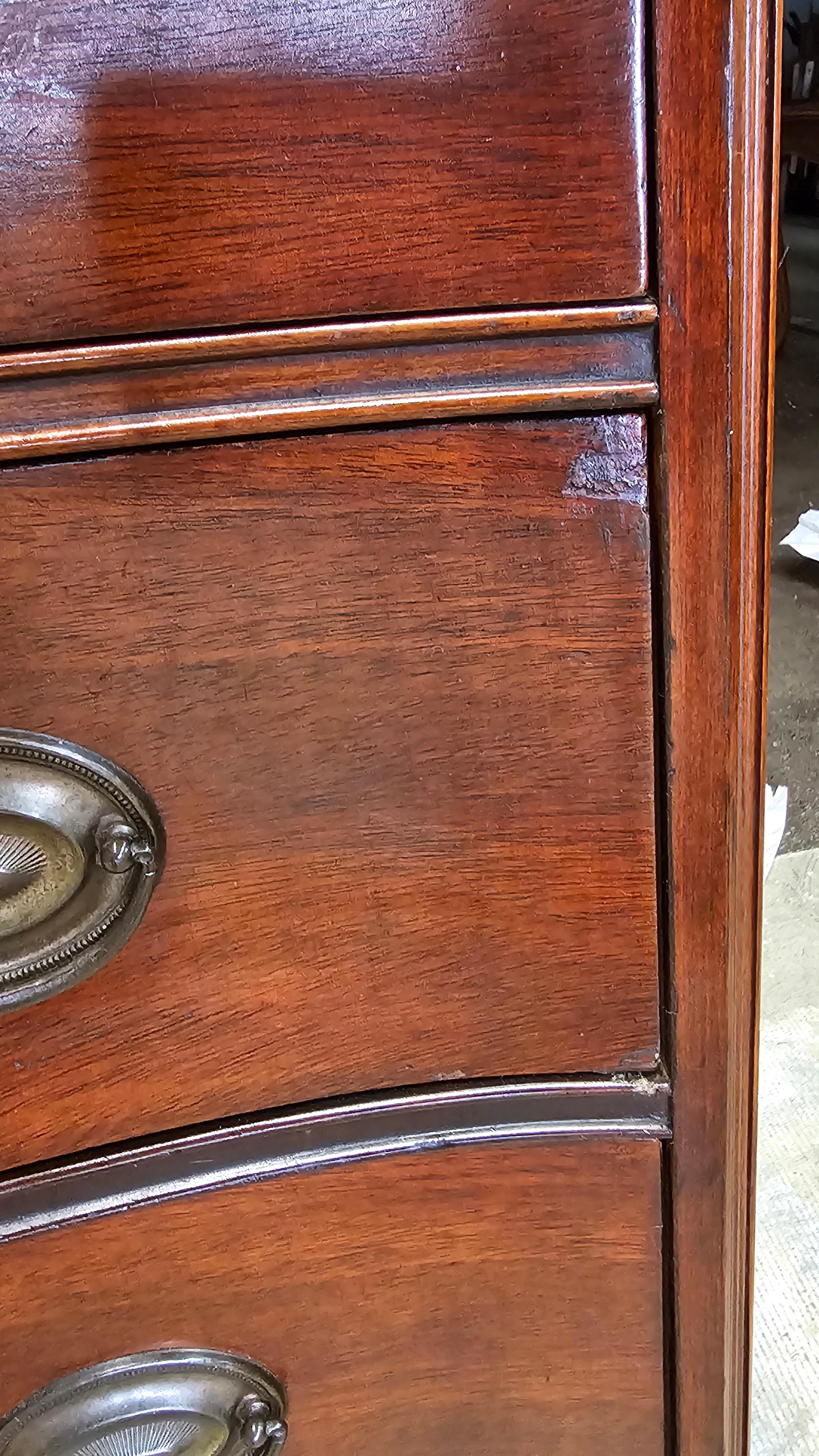 Cassettiera a serpentina in mogano di White Furniture, circa anni '40 in vendita 6