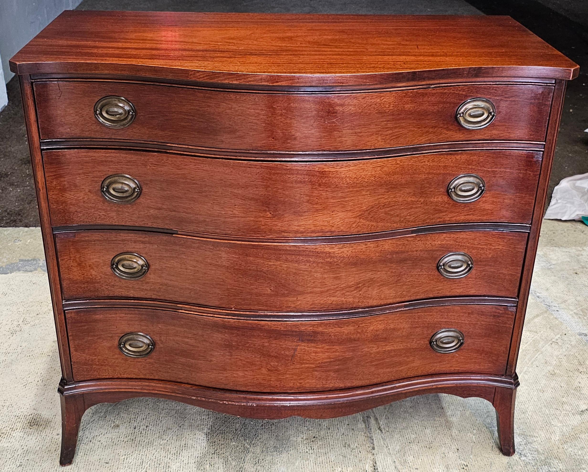 Cassettiera a serpentina in mogano di White Furniture, circa anni '40 in vendita 8