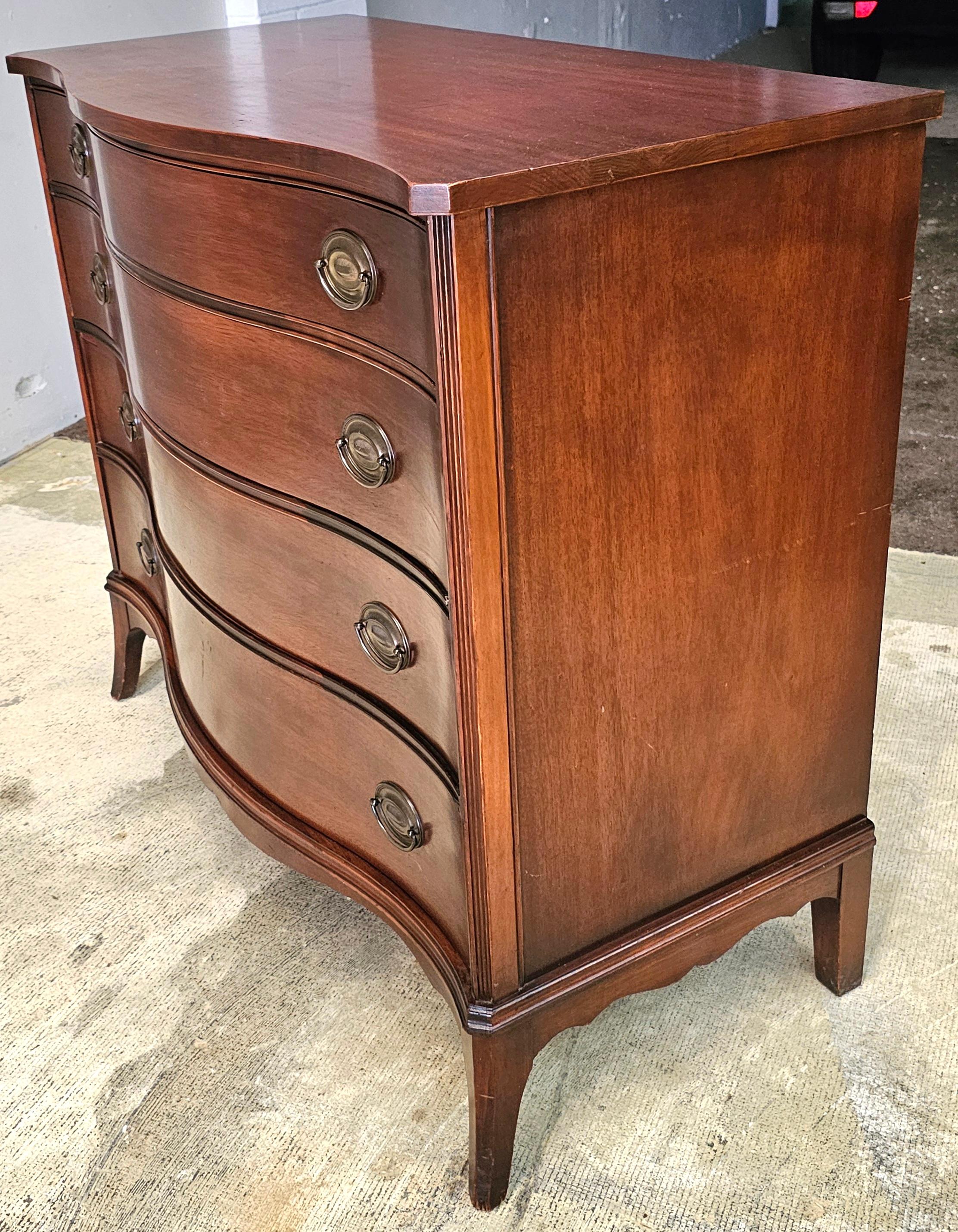 Cassettiera a serpentina in mogano di White Furniture, circa anni '40 In condizioni buone in vendita a Germantown, MD