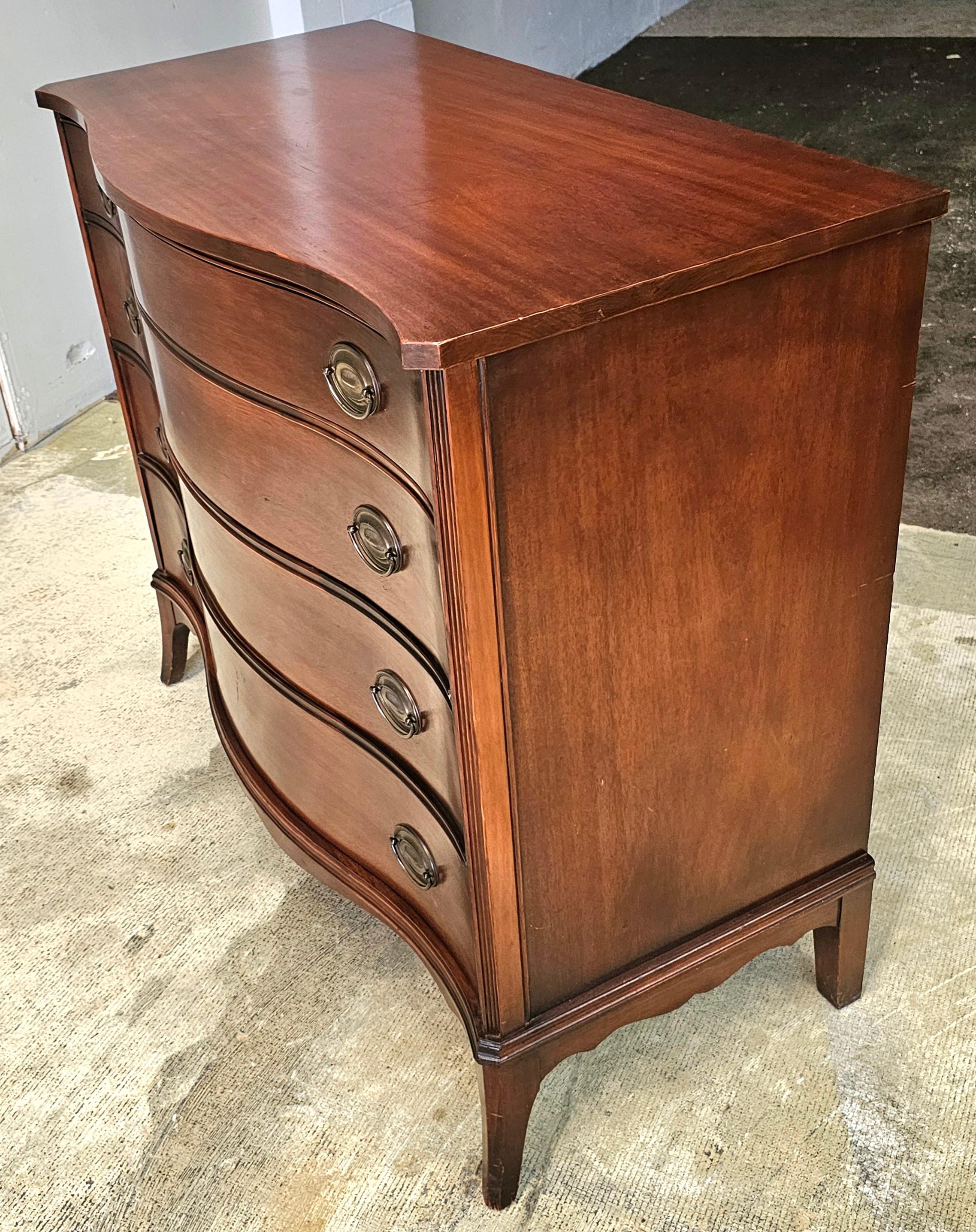 Cassettiera a serpentina in mogano di White Furniture, circa anni '40 in vendita 1