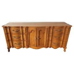 White Furniture - Comò triplo in acero French Country, circa anni '70