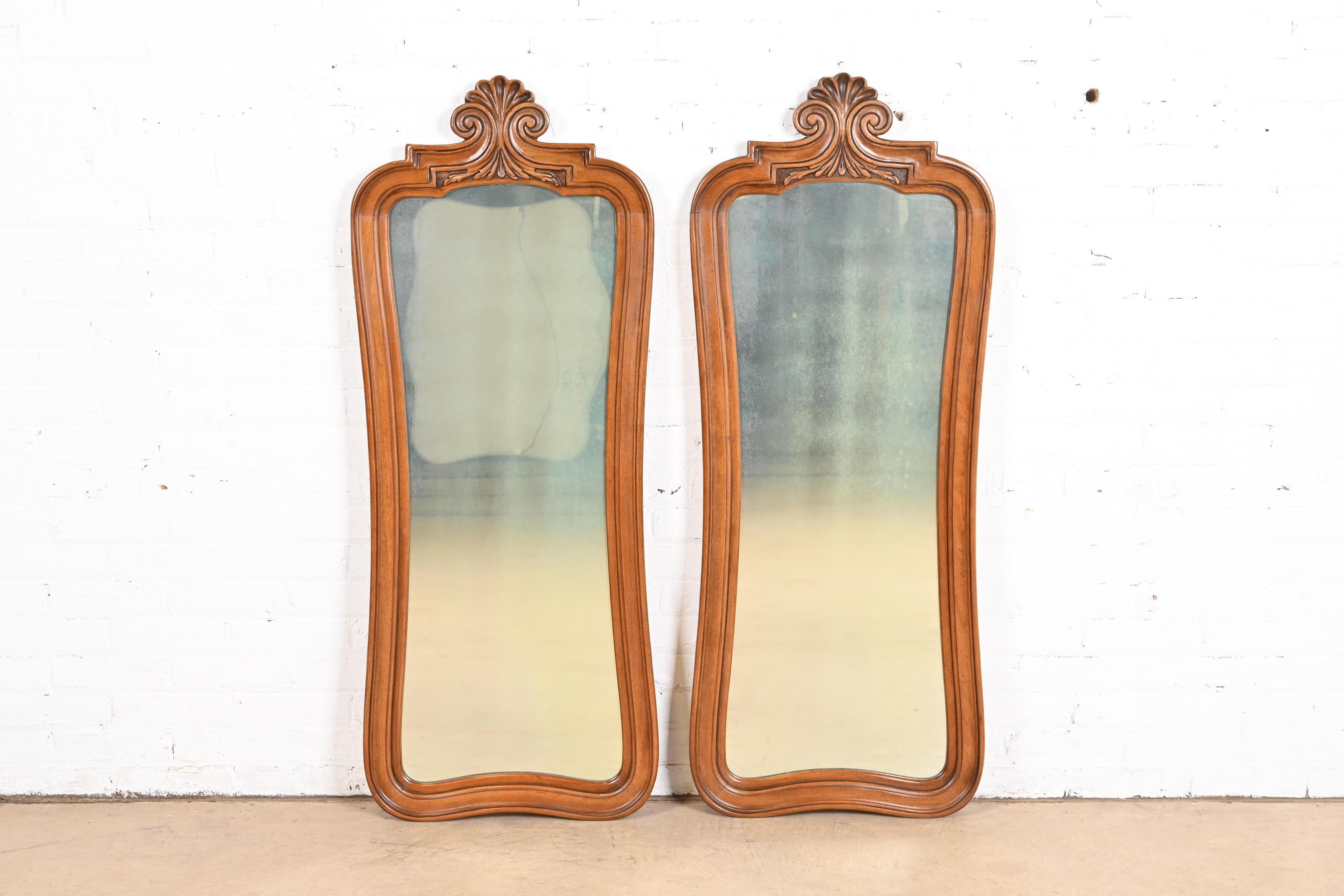 Magnífico par de espejos de pared altos con marco de madera de frutal tallada de estilo Luis XV provincial francés

Por White Furniture

EE.UU., alrededor de 1960

Cada una mide 20,25