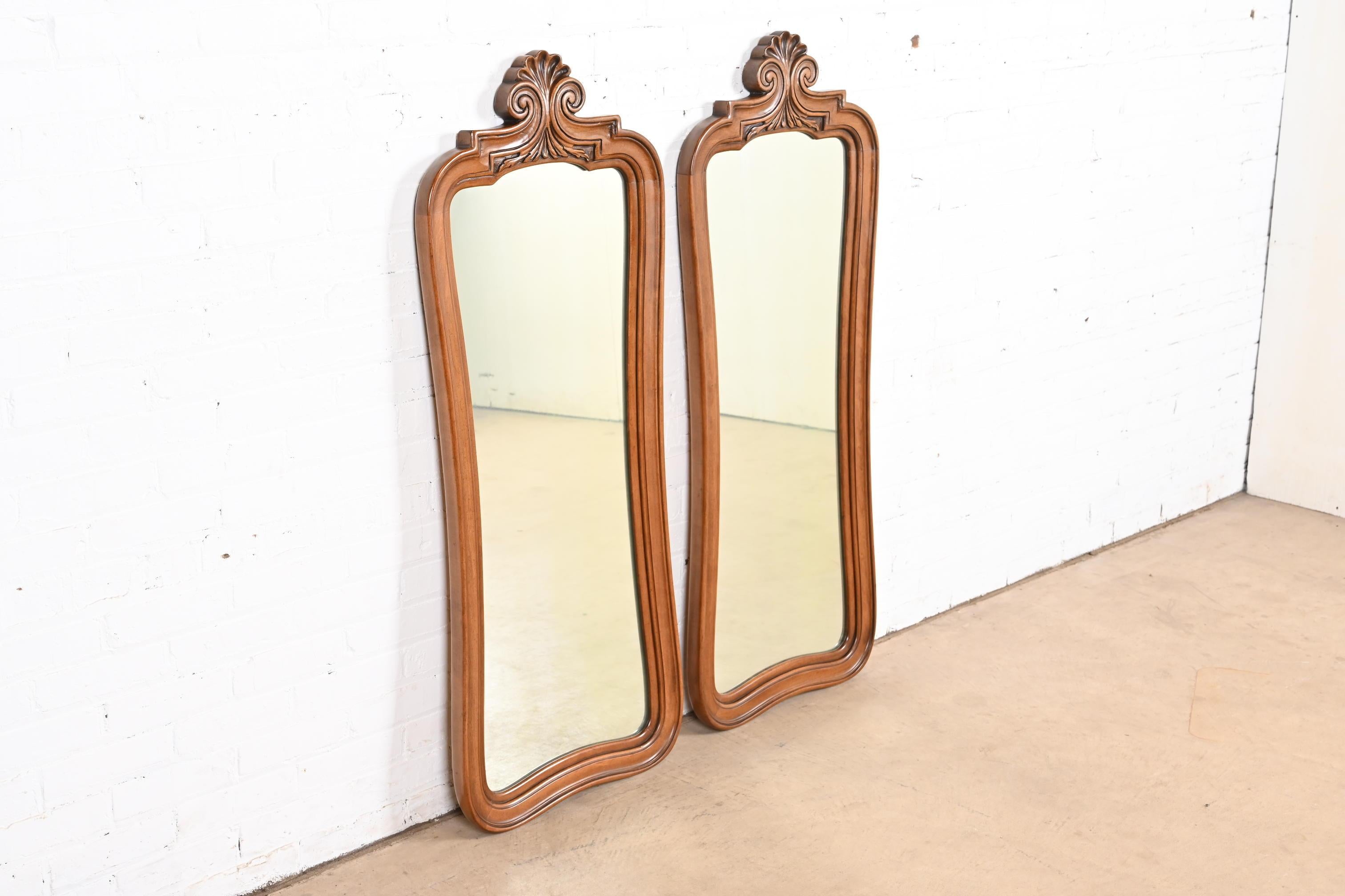 White Furniture Espejos de pared altos franceses provinciales Luis XV de madera de frutal tallada mediados del siglo XX en venta