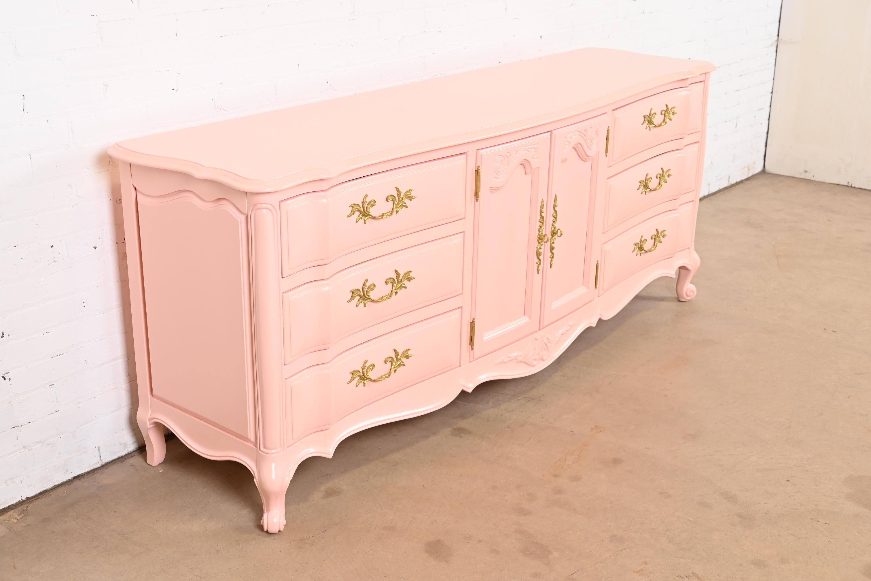 White Furniture French Provincial Louis XV Pink Lacquered Triple Dresser In Good Condition For Sale In South Bend, IN