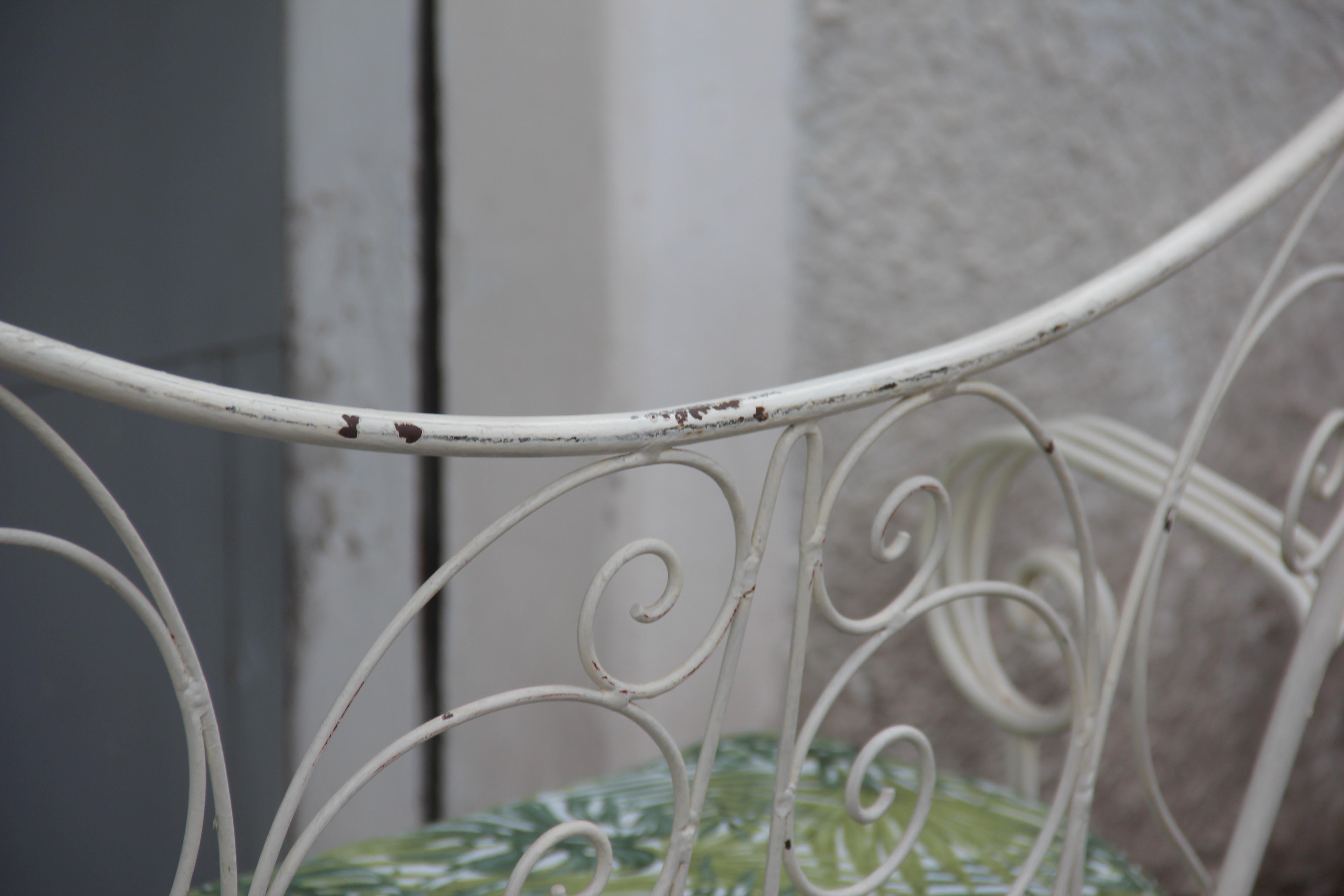 Divano da giardino bianco di metà secolo lavorato e sagomato  Cuscino in metallo verde anni '50 in vendita 6