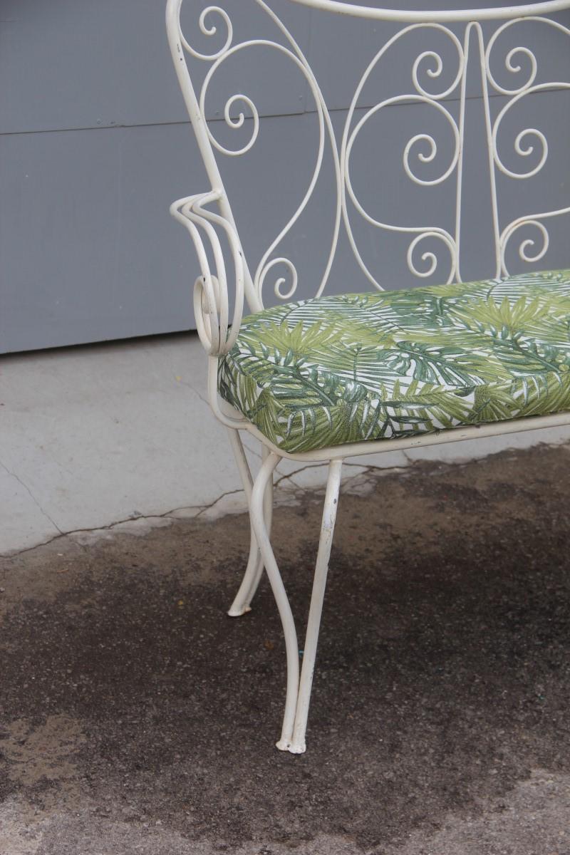 Divano da giardino bianco di metà secolo lavorato a forma di cuscino in metallo verde 1950.
Cuscino in tessuto con foglie per rendere ancora più verde il tuo giardino o la tua terrazza.