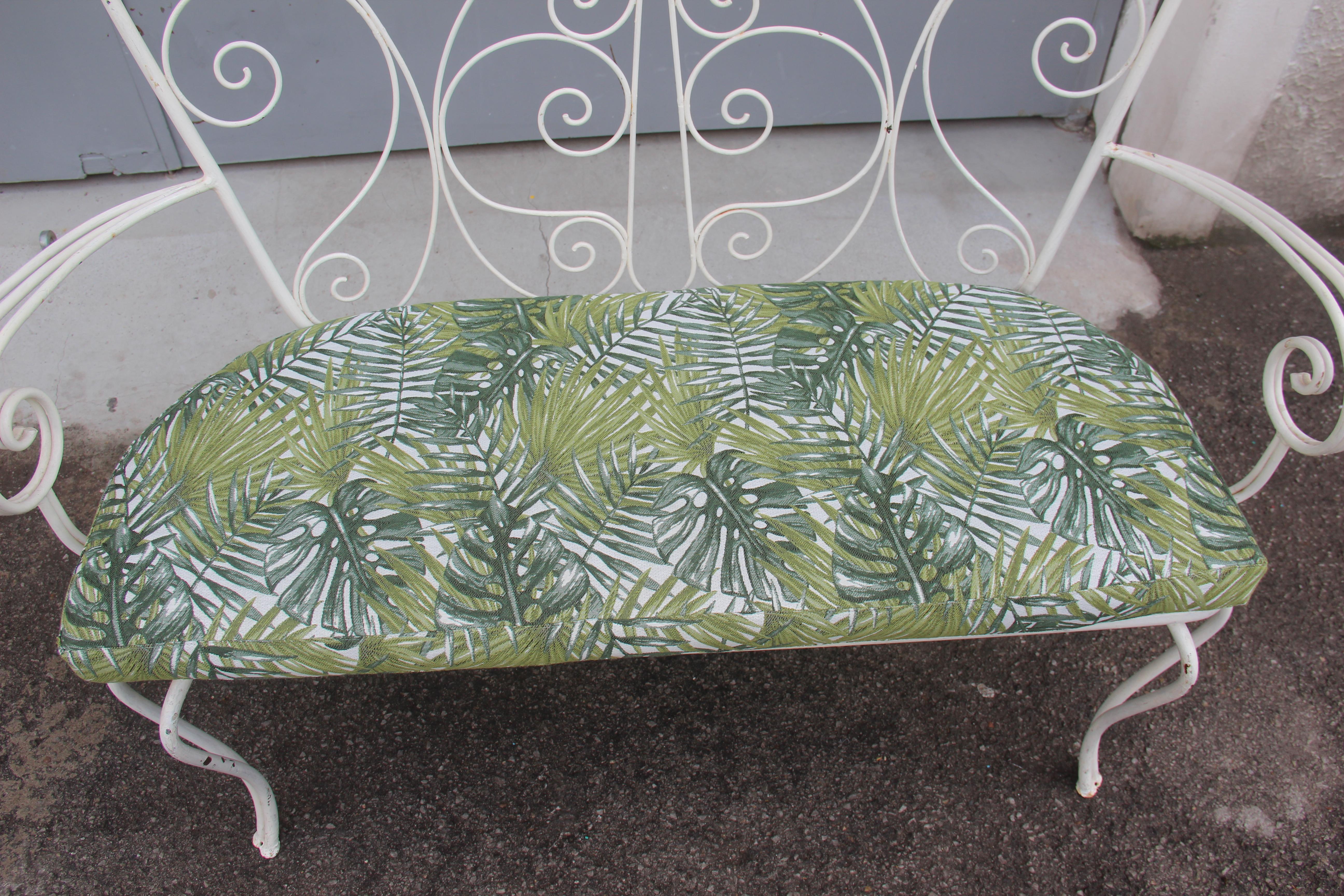 White Garden Sofa Mid-century Worked Shaped  Green Metal Cushion 1950s For Sale 1