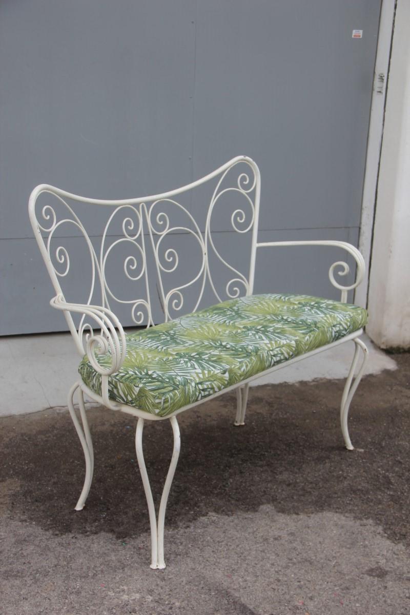 Metallo Divano da giardino bianco di metà secolo lavorato e sagomato  Cuscino in metallo verde anni '50 in vendita