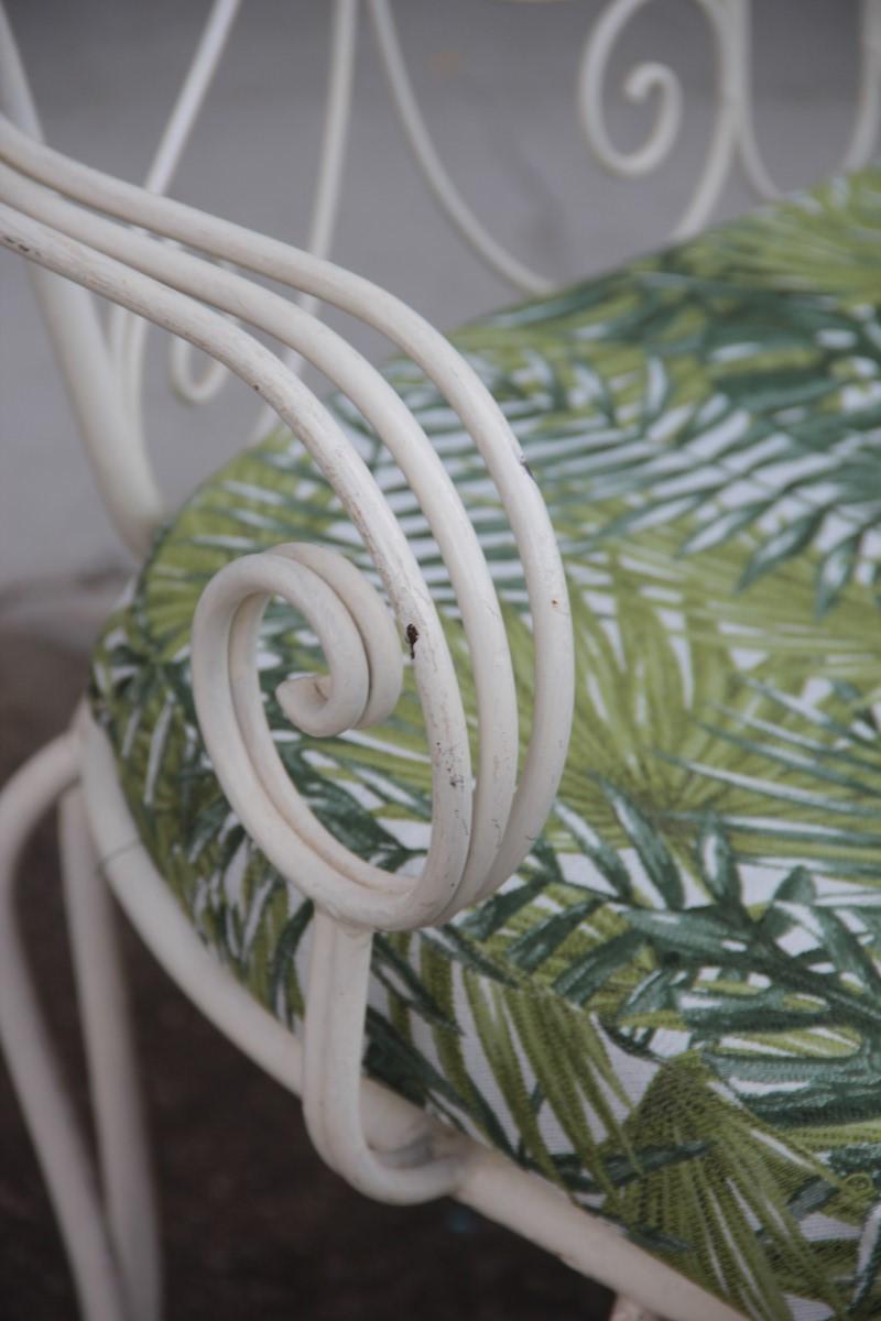 Divano da giardino bianco di metà secolo lavorato e sagomato  Cuscino in metallo verde anni '50 in vendita 1