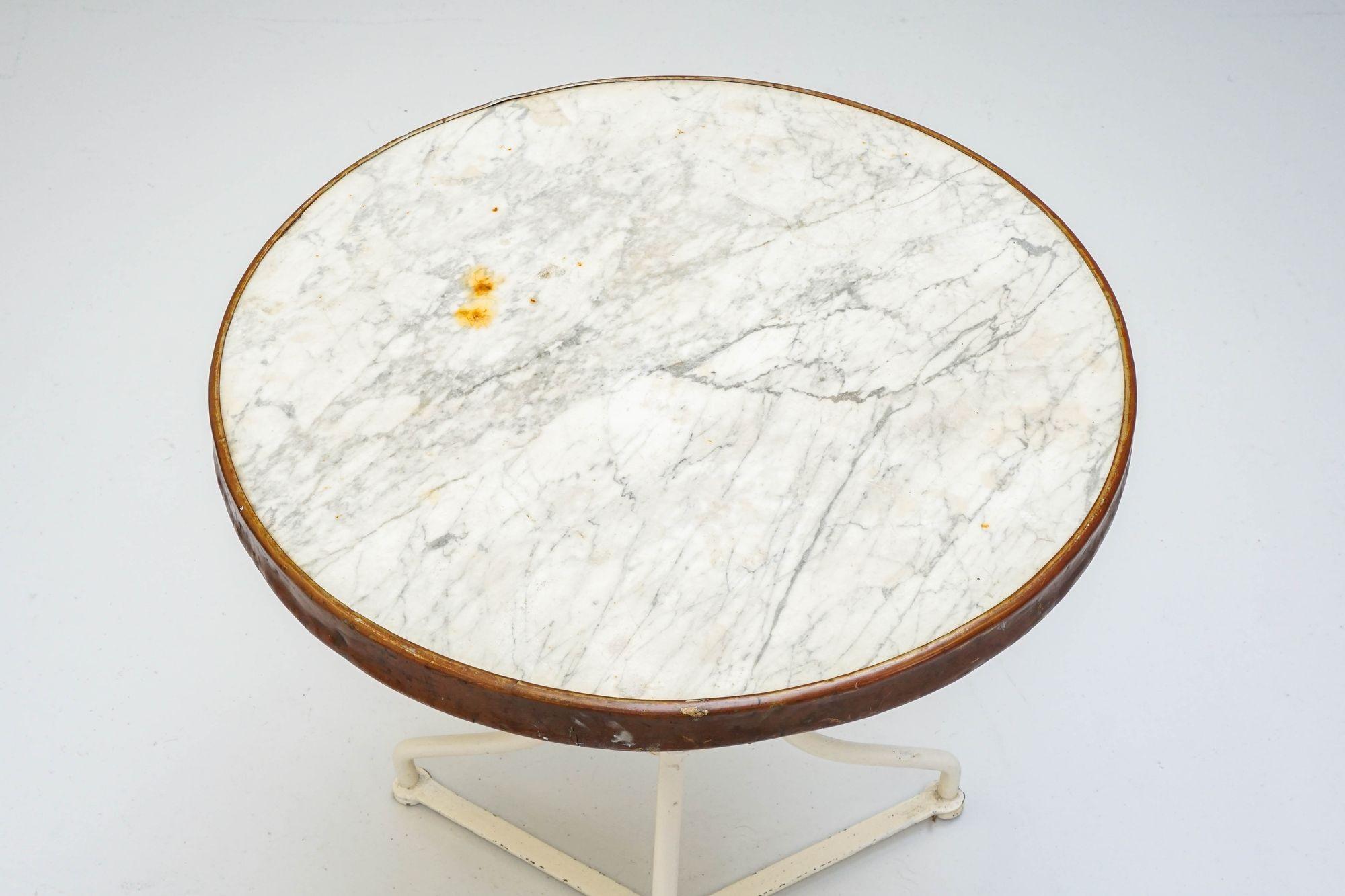 Table de jardin blanche Bon état - En vente à London, England