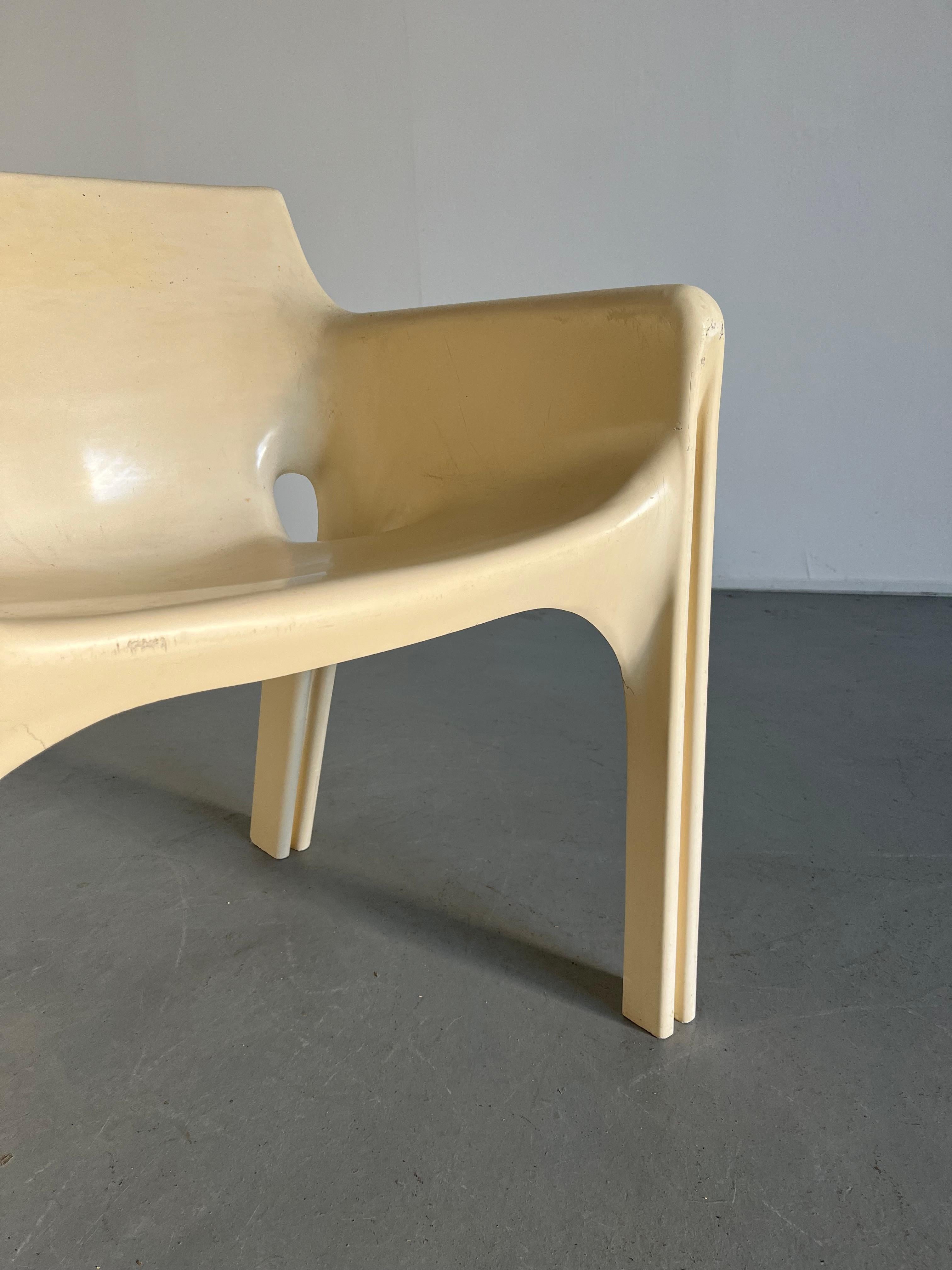 White 'Gaudi' Chair by Vico Magistretti for Artemide, Vintage Early Model, 1970s For Sale 3