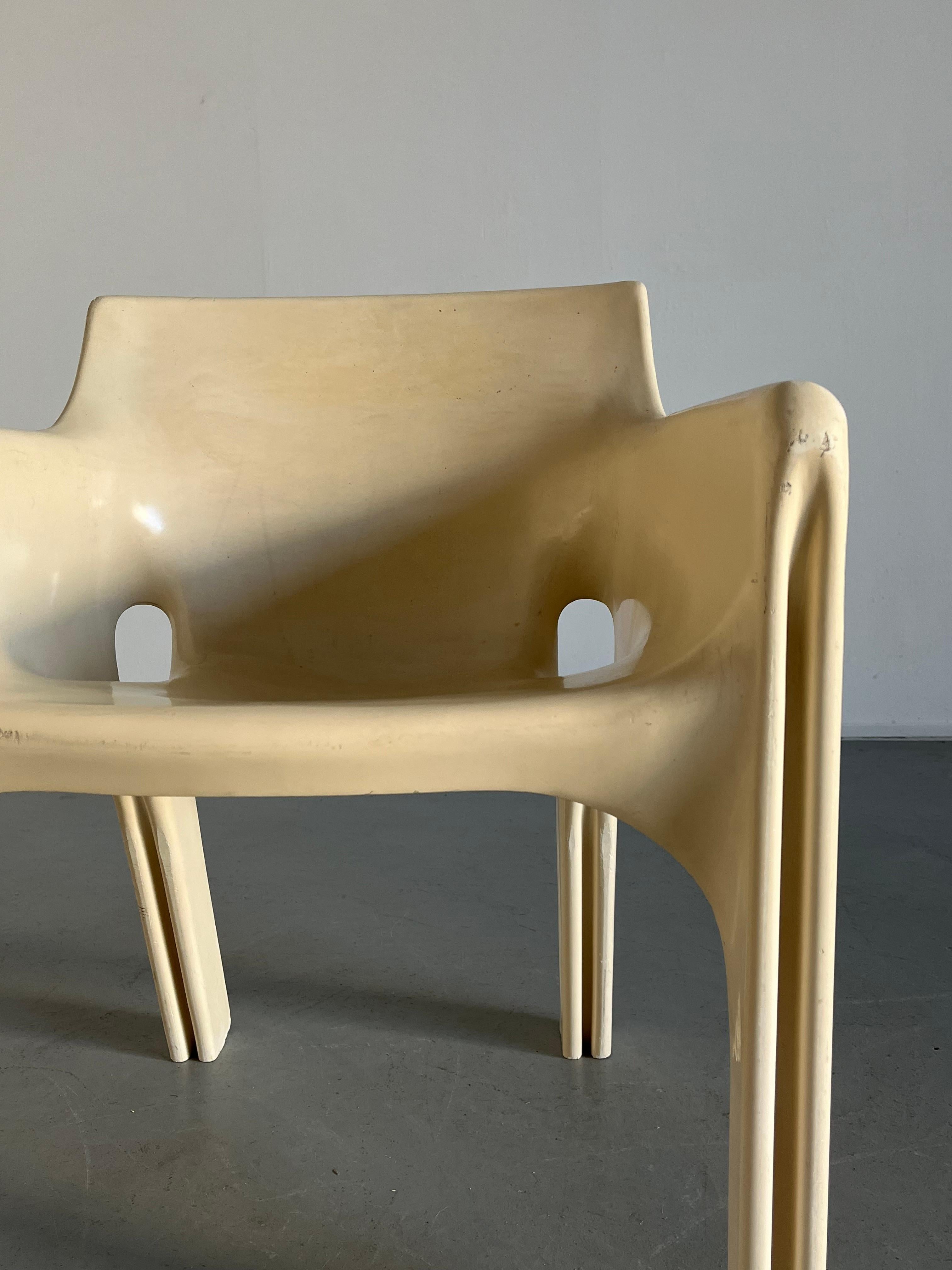 Plastic White 'Gaudi' Chair by Vico Magistretti for Artemide, Vintage Early Model, 1970s For Sale