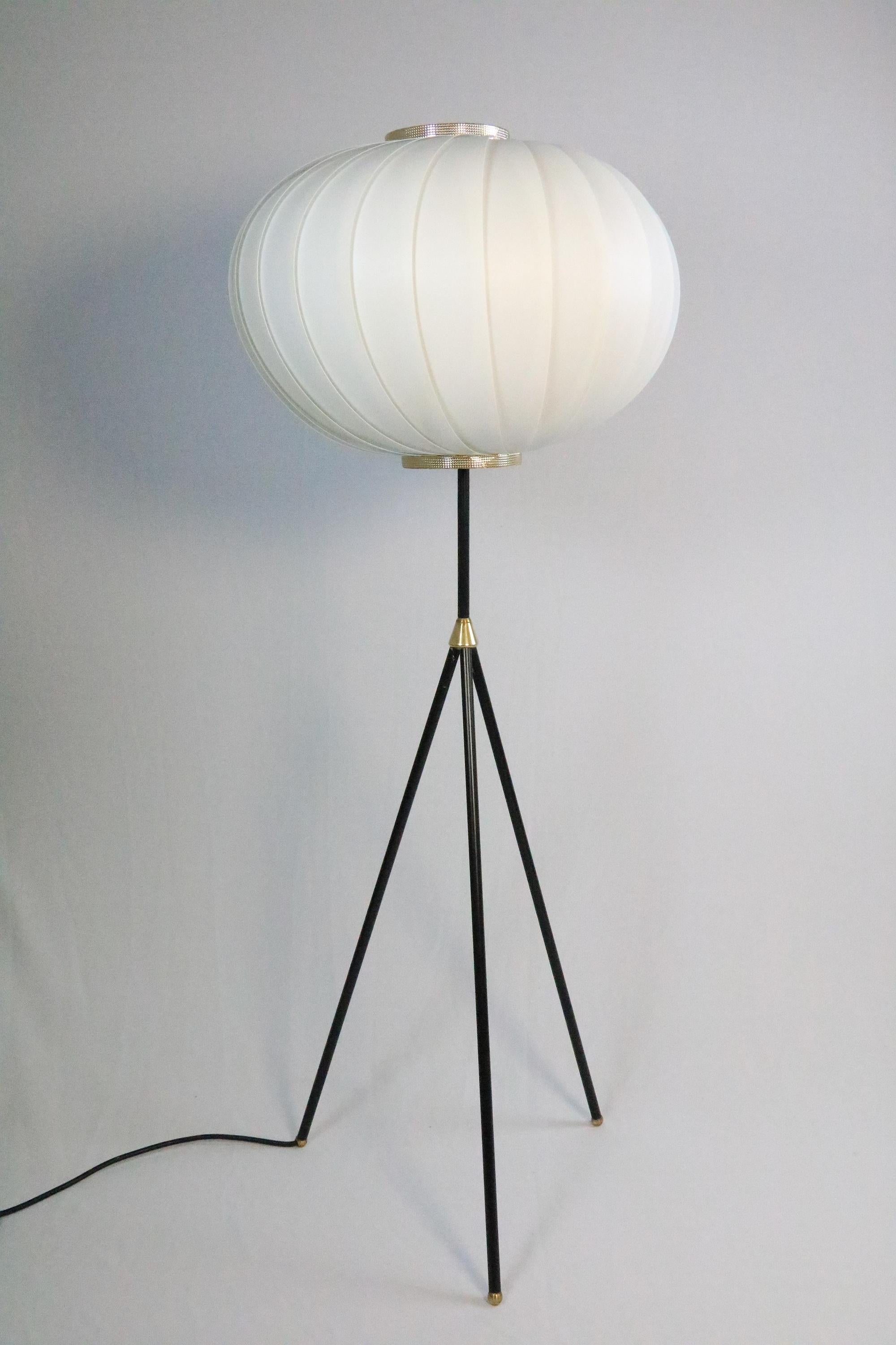 Dreibein-Stehlampe aus den 50er und 60er Jahren. Mit weißem Lamellenschirm und hübschen goldenen Details.
Ein fantastisches Licht.
Aus Deutschland.
 
In gutem Zustand.
Eine ähnliche, kleinere Dreibein-Stehleuchte in Rosa finden Sie in einem anderen