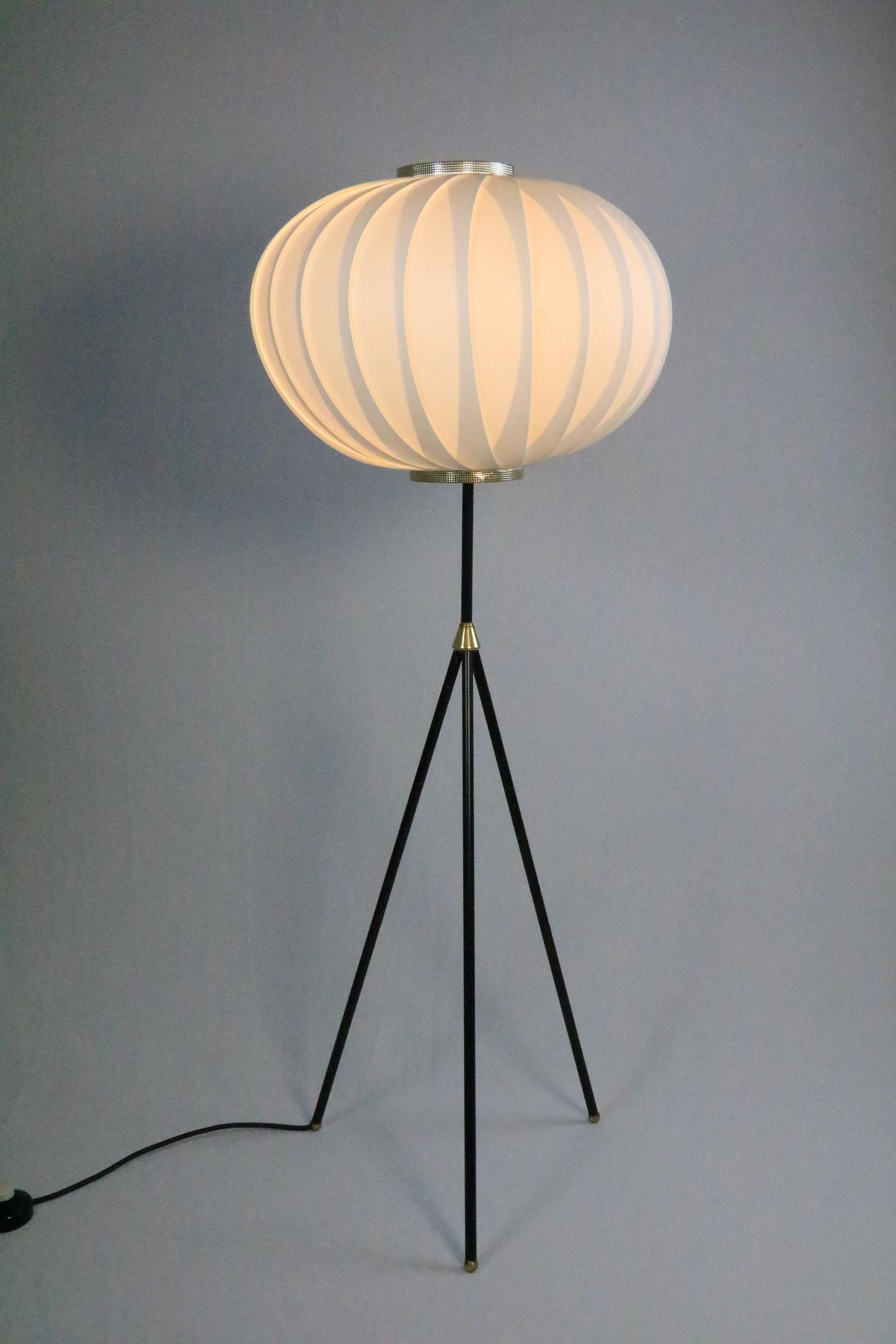 Weiße deutsche Dreifuß-Stehlampe aus der Mitte des Jahrhunderts, 1950er Jahre 1960er Jahre (Moderne der Mitte des Jahrhunderts)