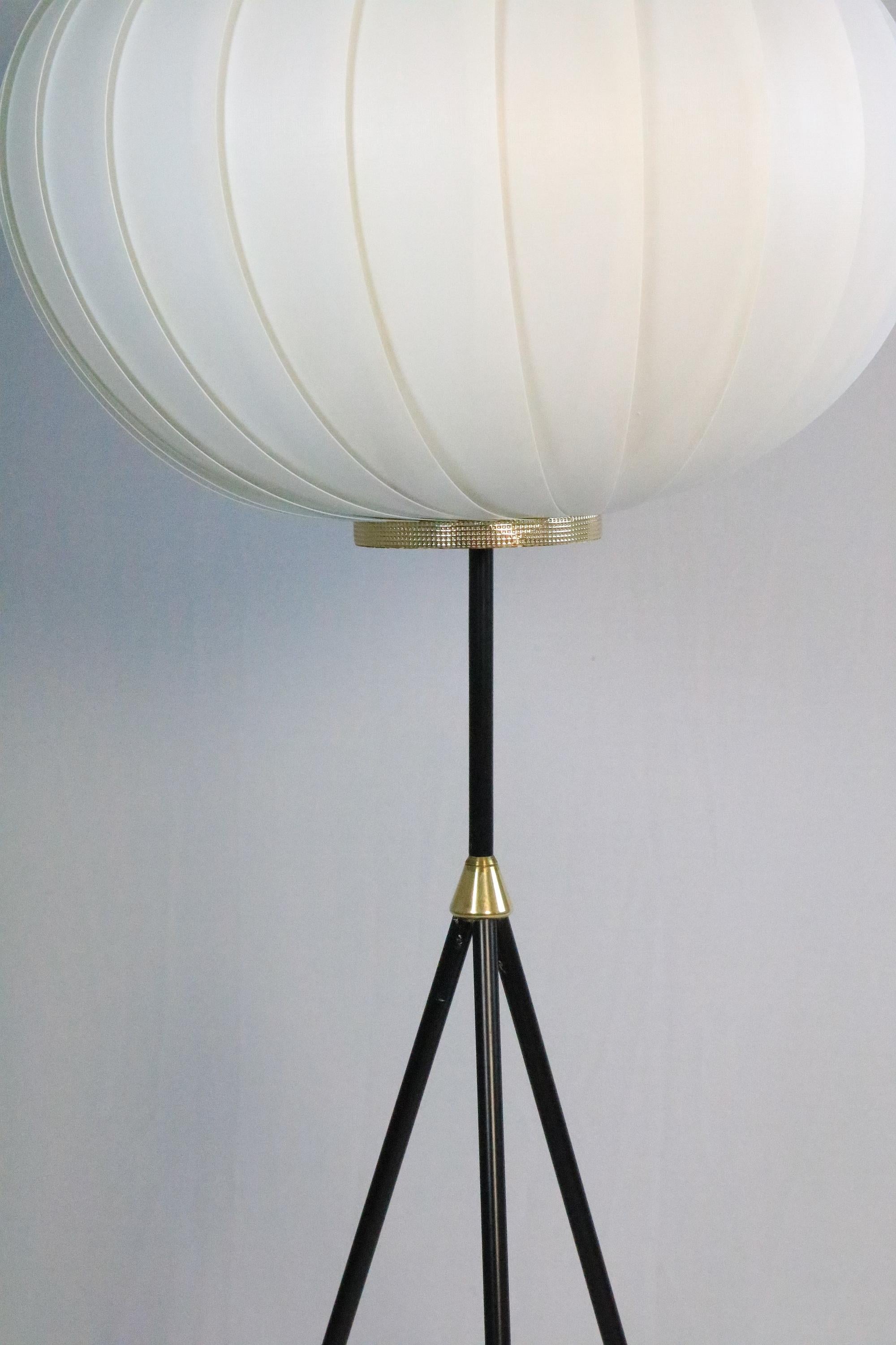 Weiße deutsche Dreifuß-Stehlampe aus der Mitte des Jahrhunderts, 1950er Jahre 1960er Jahre (Deutsch)