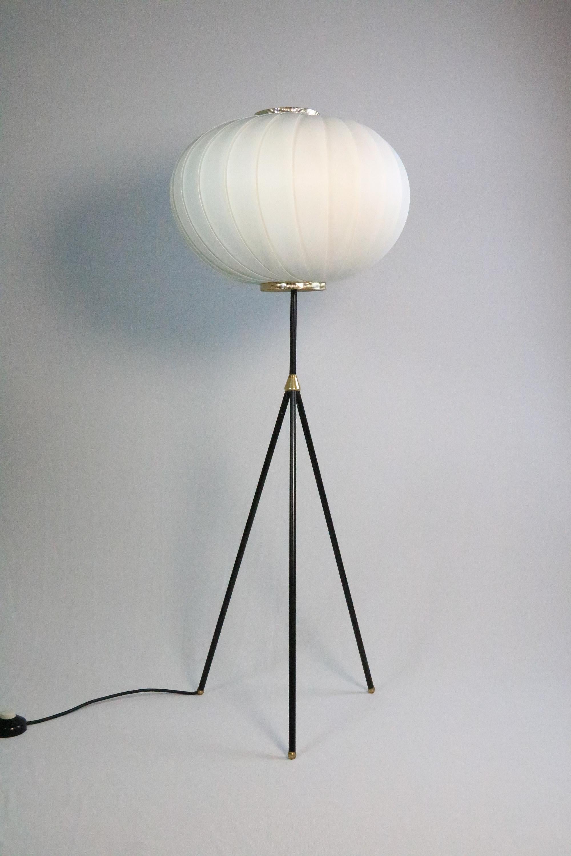 Weiße deutsche Dreifuß-Stehlampe aus der Mitte des Jahrhunderts, 1950er Jahre 1960er Jahre im Zustand „Gut“ in Berlin, BE