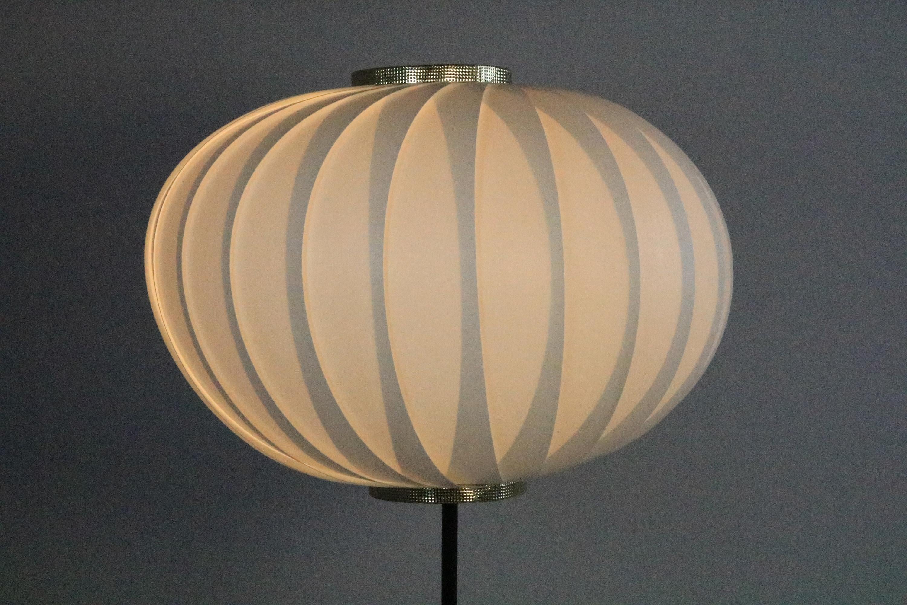 Weiße deutsche Dreifuß-Stehlampe aus der Mitte des Jahrhunderts, 1950er Jahre 1960er Jahre (Metall)