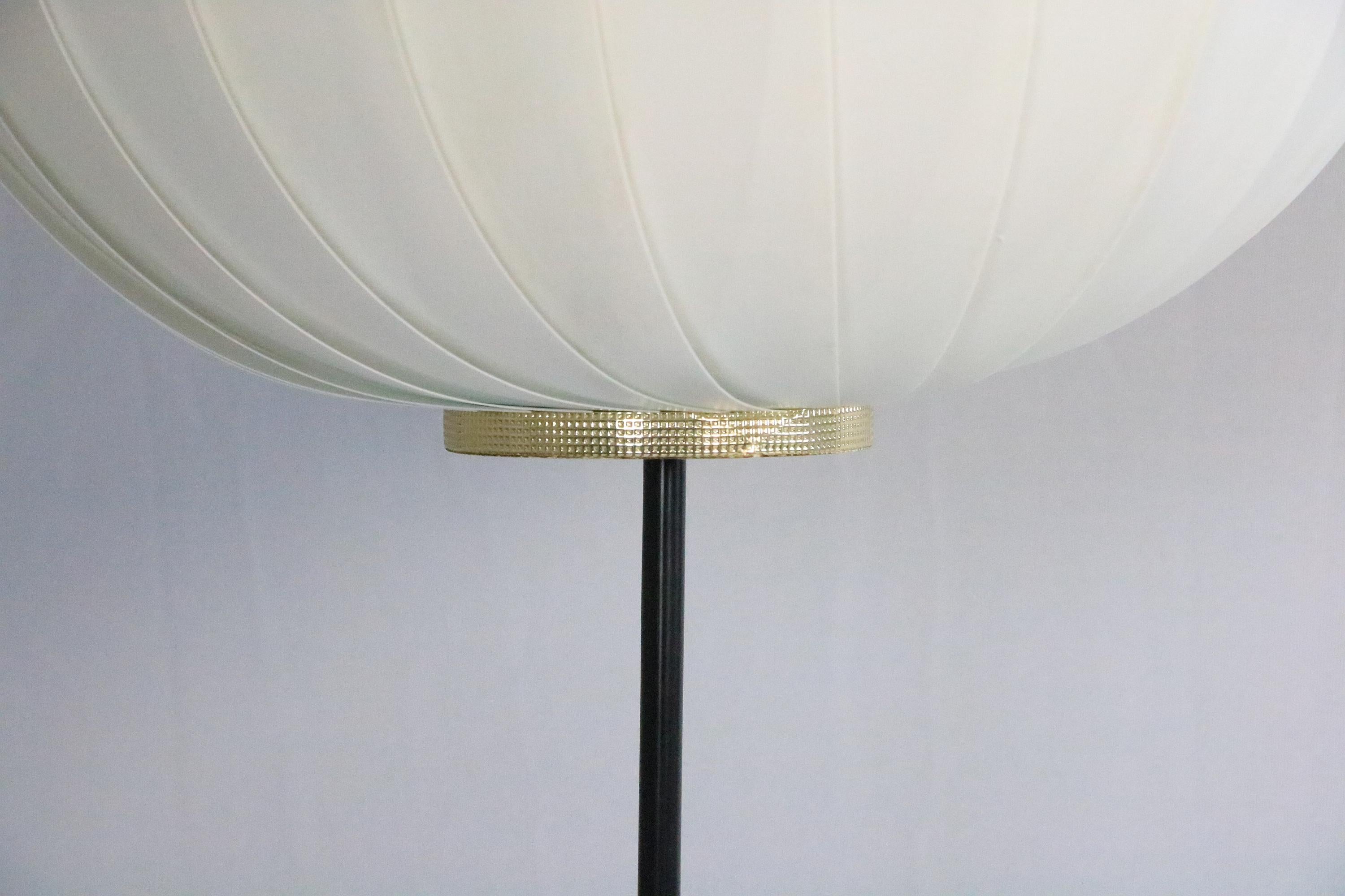 Weiße deutsche Dreifuß-Stehlampe aus der Mitte des Jahrhunderts, 1950er Jahre 1960er Jahre 2