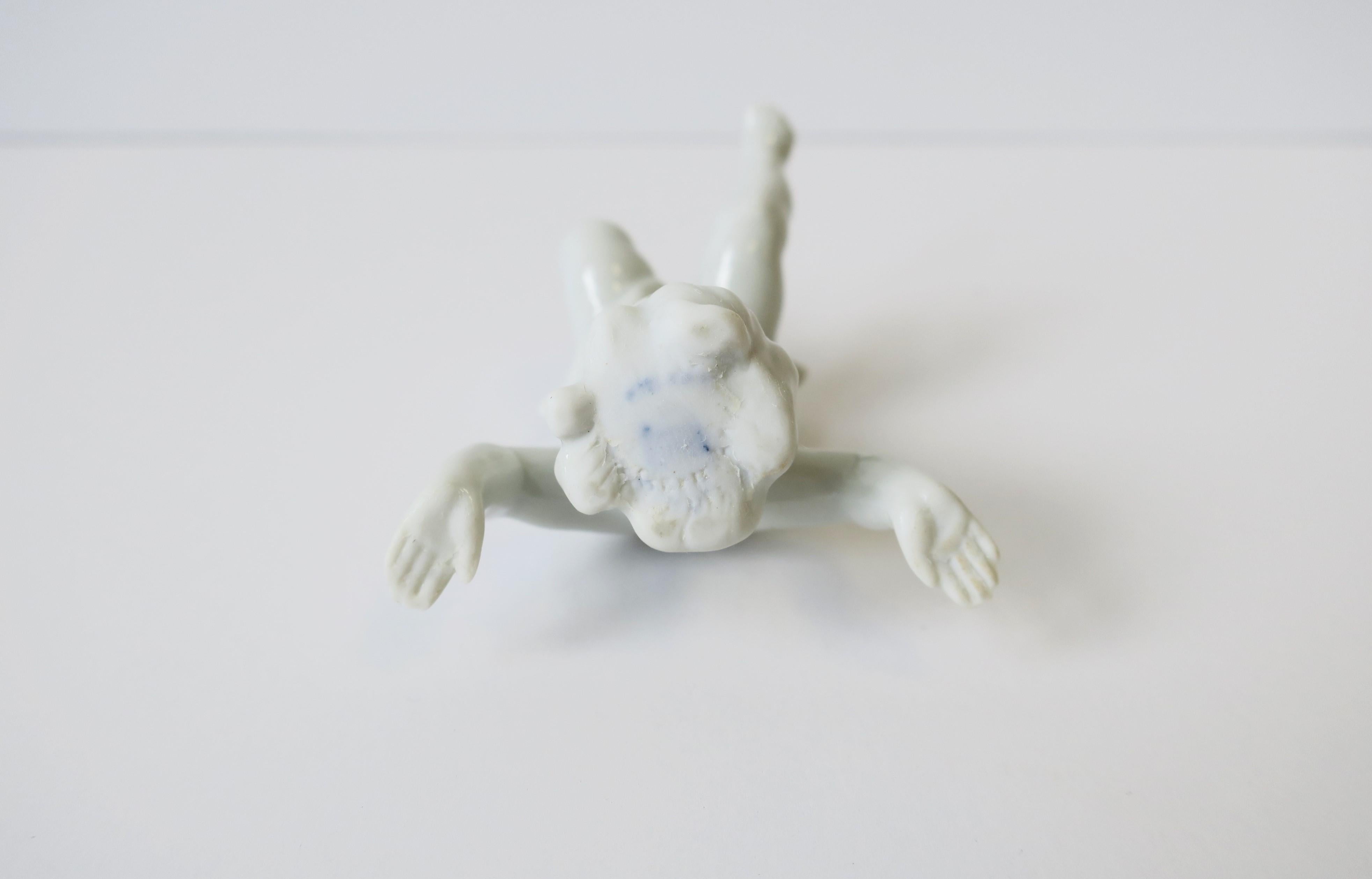 Set de 6 esculturas masculinas desnudas Putti de porcelana blanca alemana en venta 5