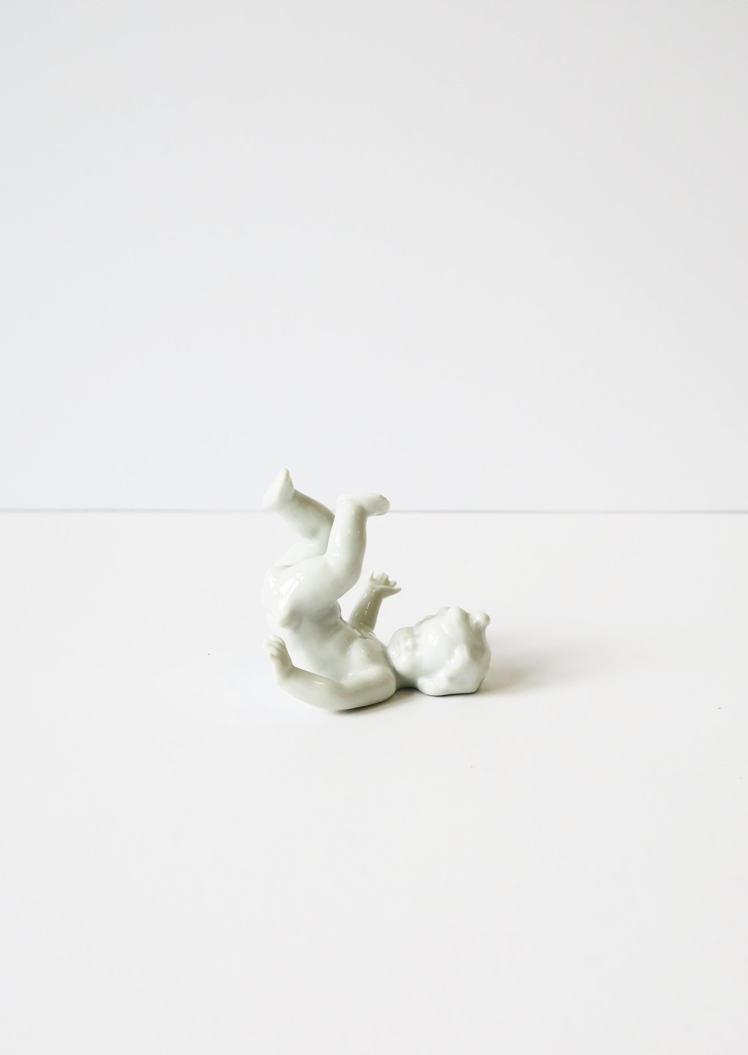 Sculptures allemandes de putti nus en porcelaine blanche, lot de 6 en vente 7
