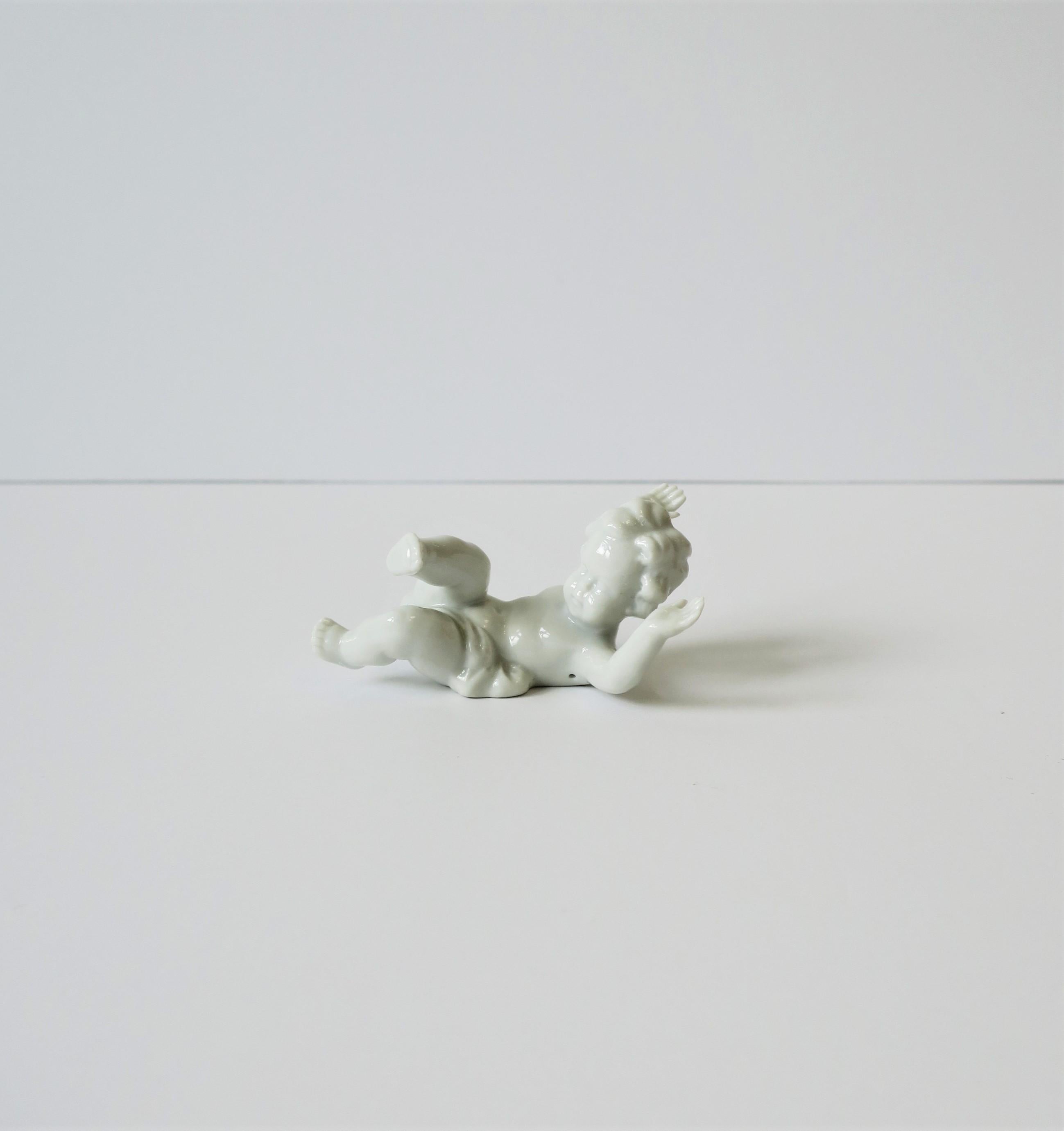 Sculptures allemandes de putti nus en porcelaine blanche, lot de 6 en vente 9