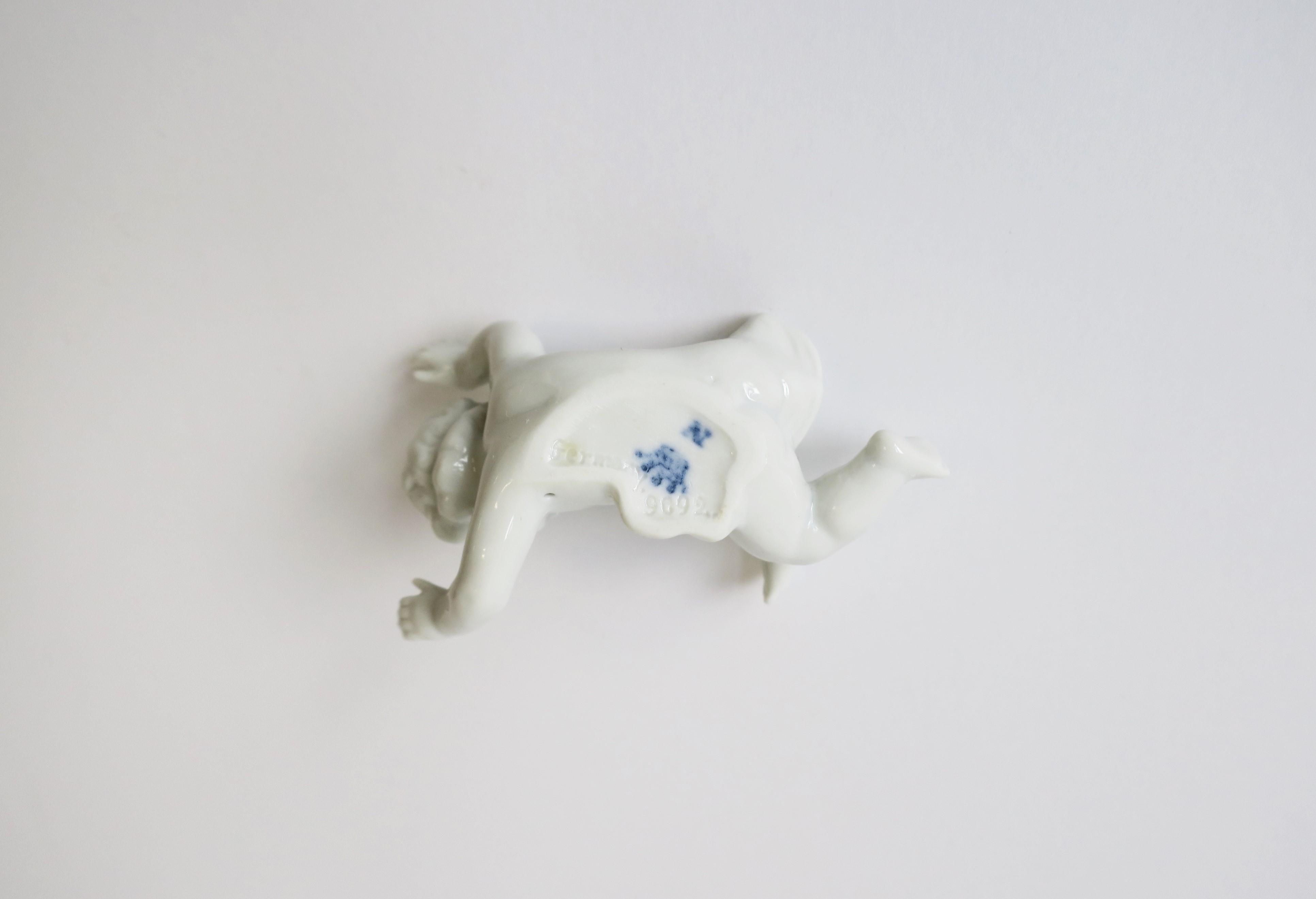 Sculptures allemandes de putti nus en porcelaine blanche, lot de 6 en vente 10