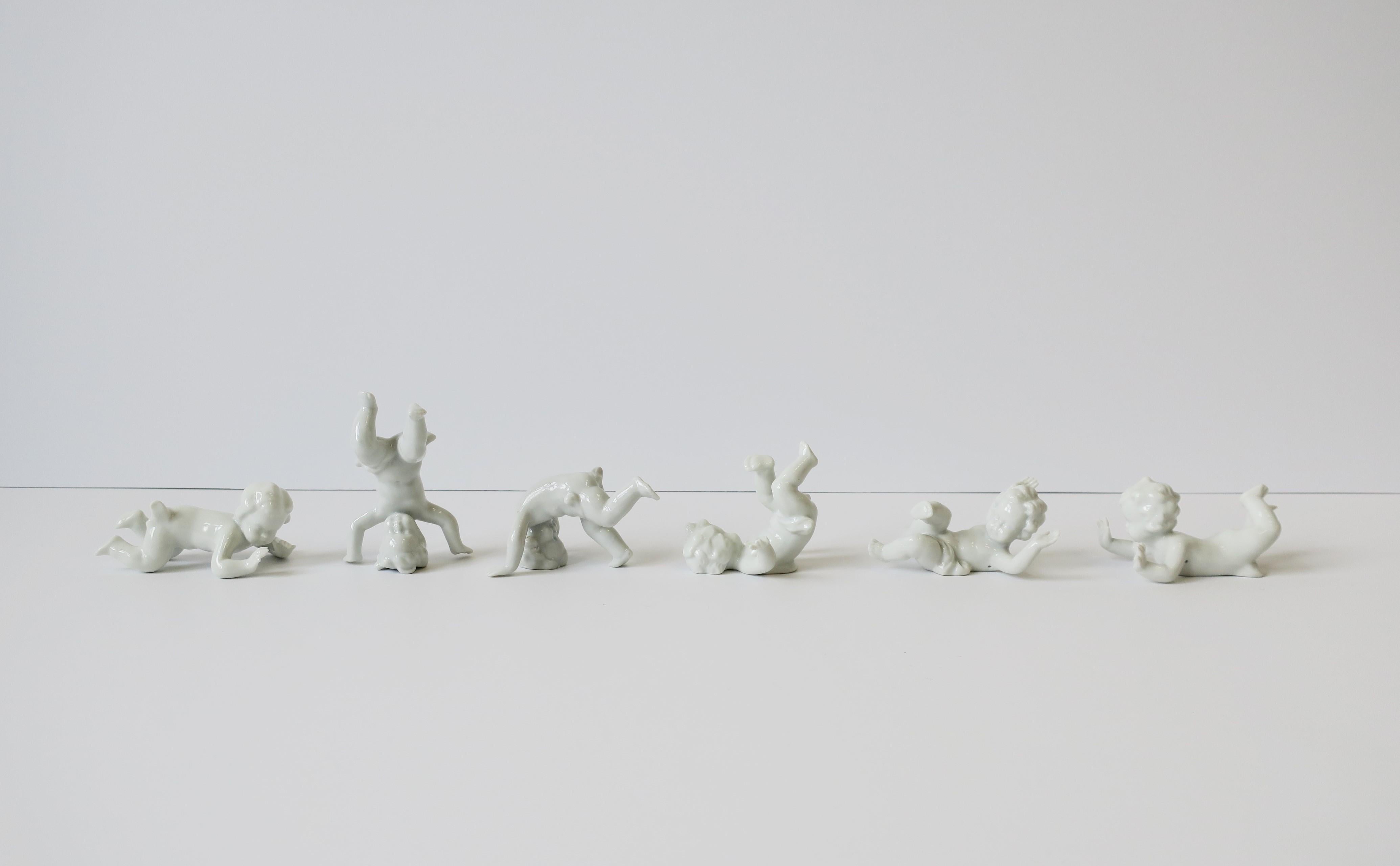 Set de 6 esculturas masculinas desnudas Putti de porcelana blanca alemana Alemán en venta