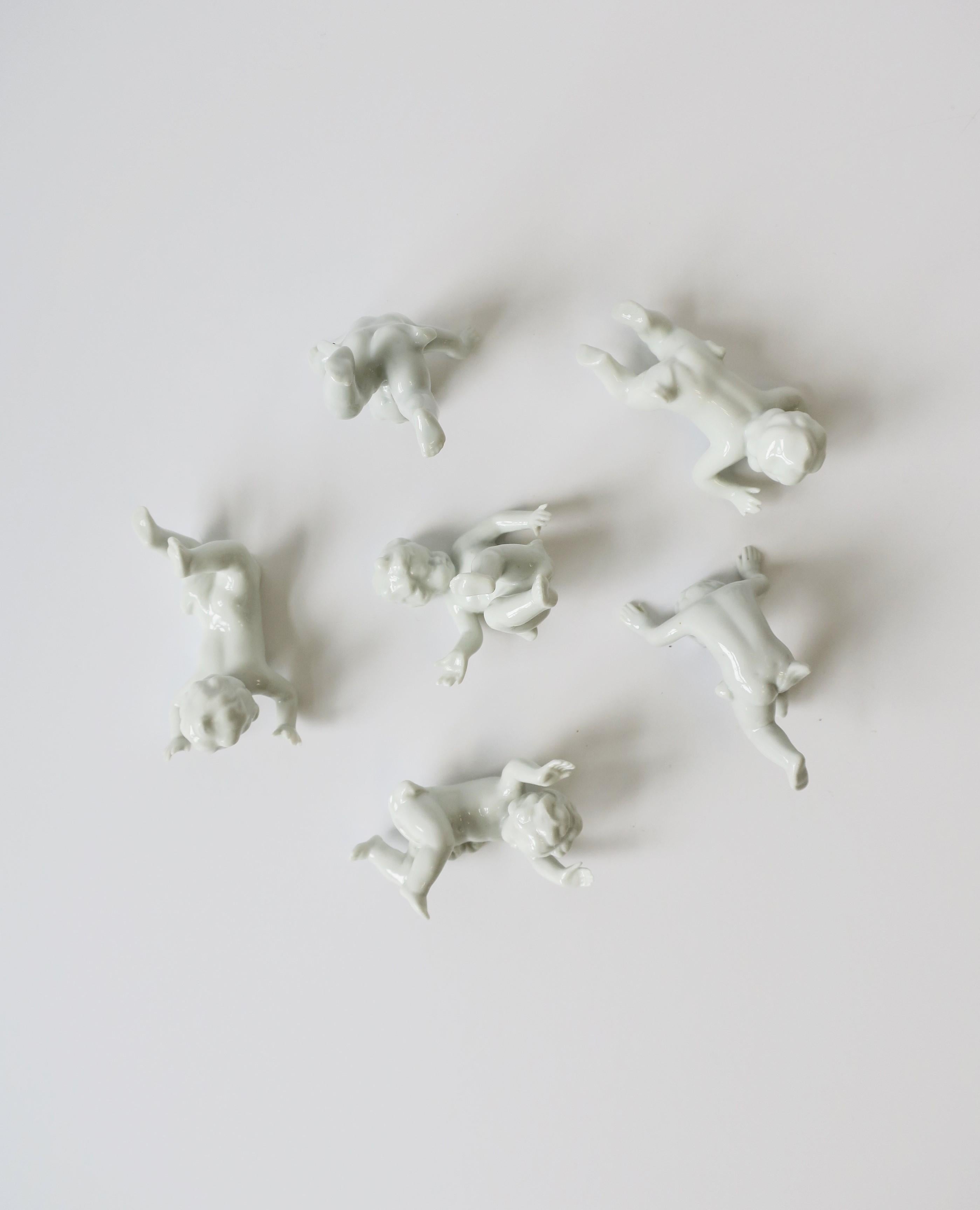 Set de 6 esculturas masculinas desnudas Putti de porcelana blanca alemana en Bueno estado para la venta en New York, NY