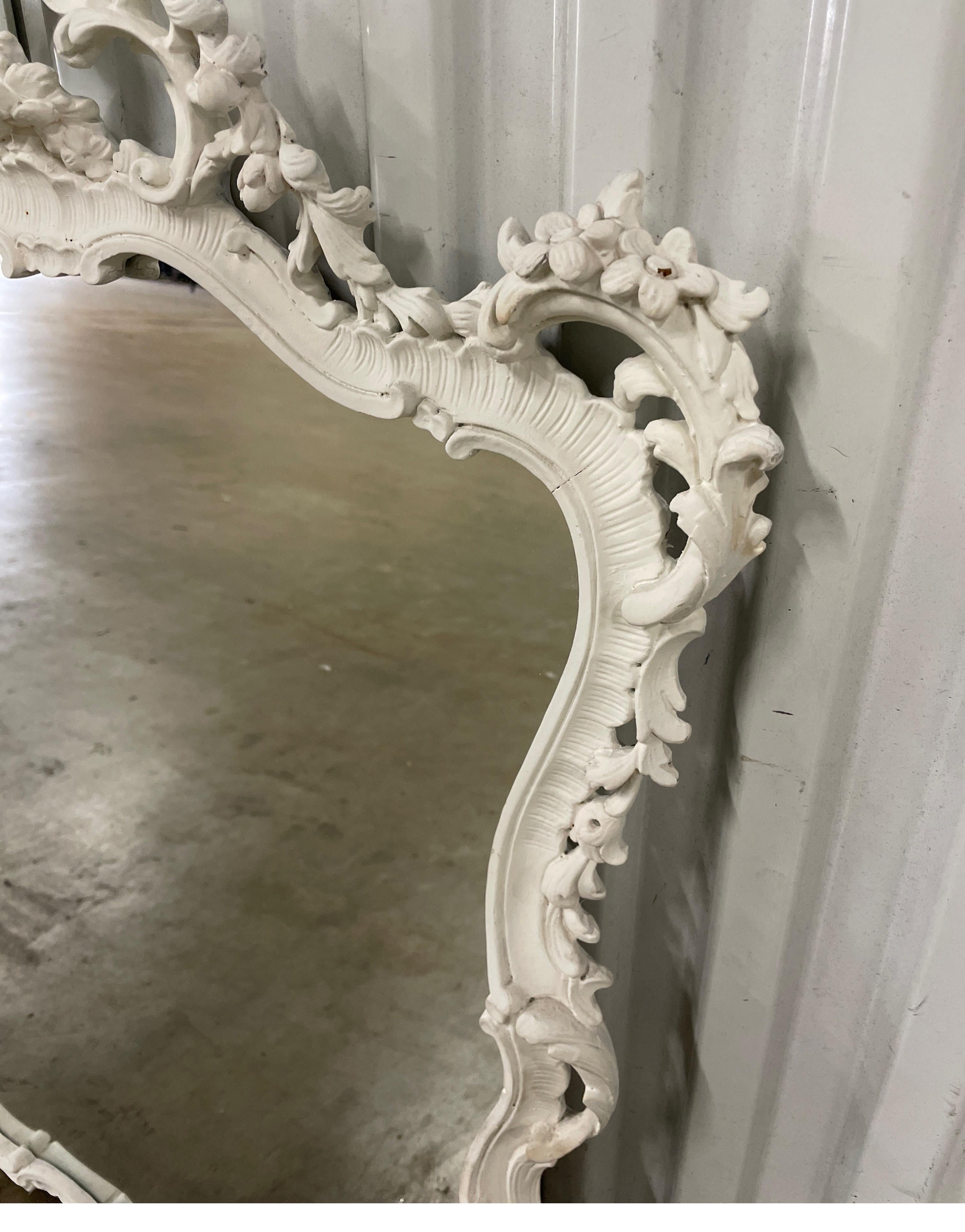 White Gesso Painted Carved Wood Italian Mirror In Good Condition For Sale In West Palm Beach, FL
