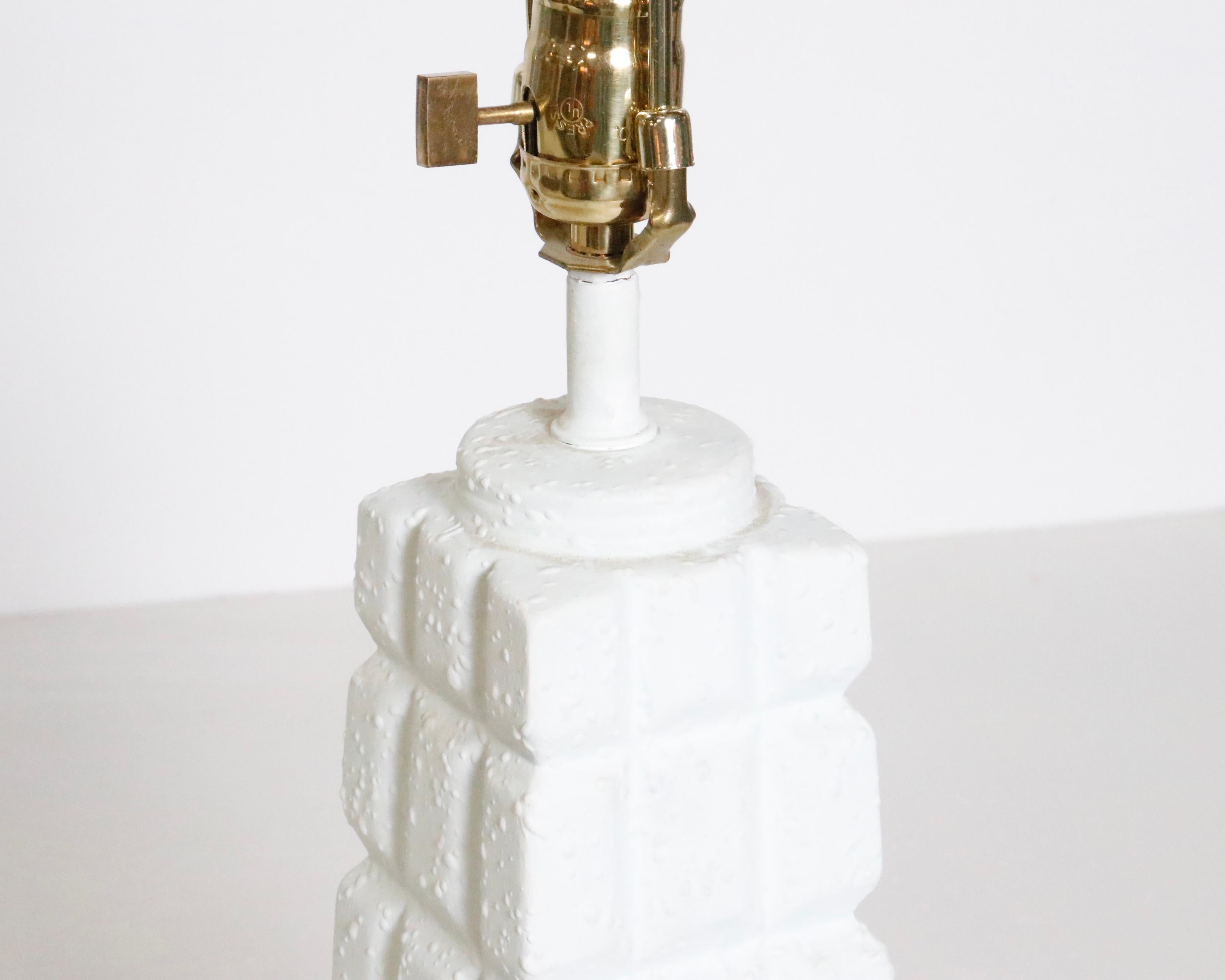 Une paire de lampes de table blanches faites de gesso sur une forme en céramique.  USA, vers 1970.

Recâblé avec de nouvelles prises, des ferrures en laiton et un cordon torsadé en soie noire française.

Dimensions : 17 pouces H à la base de la