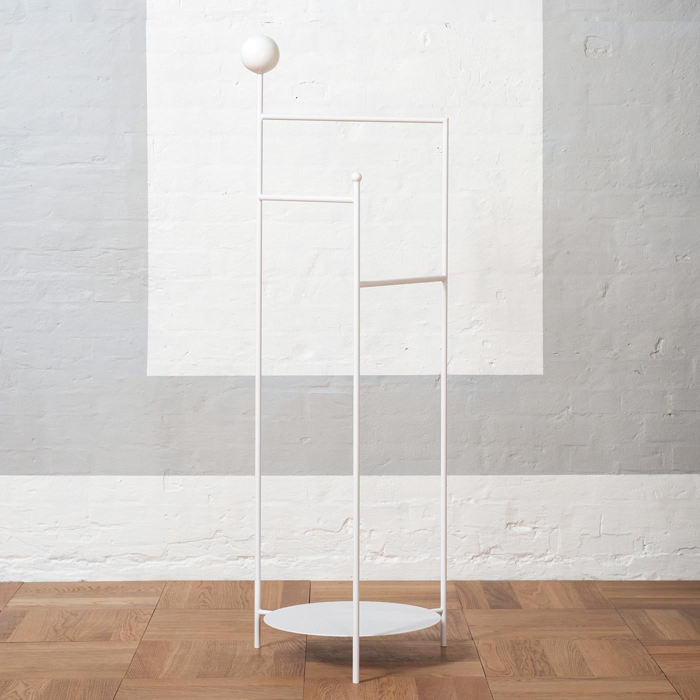 Portavalori Gestus bianco di Design/One
Dimensioni: P 33,5 x L 40 x H 125,5 cm.
Materiali: Metallo verniciato a polvere.

Disponibile in nero o bianco. Contattateci.

Gestus Valet è un appendiabiti che organizza i tuoi vestiti in modo splendido.