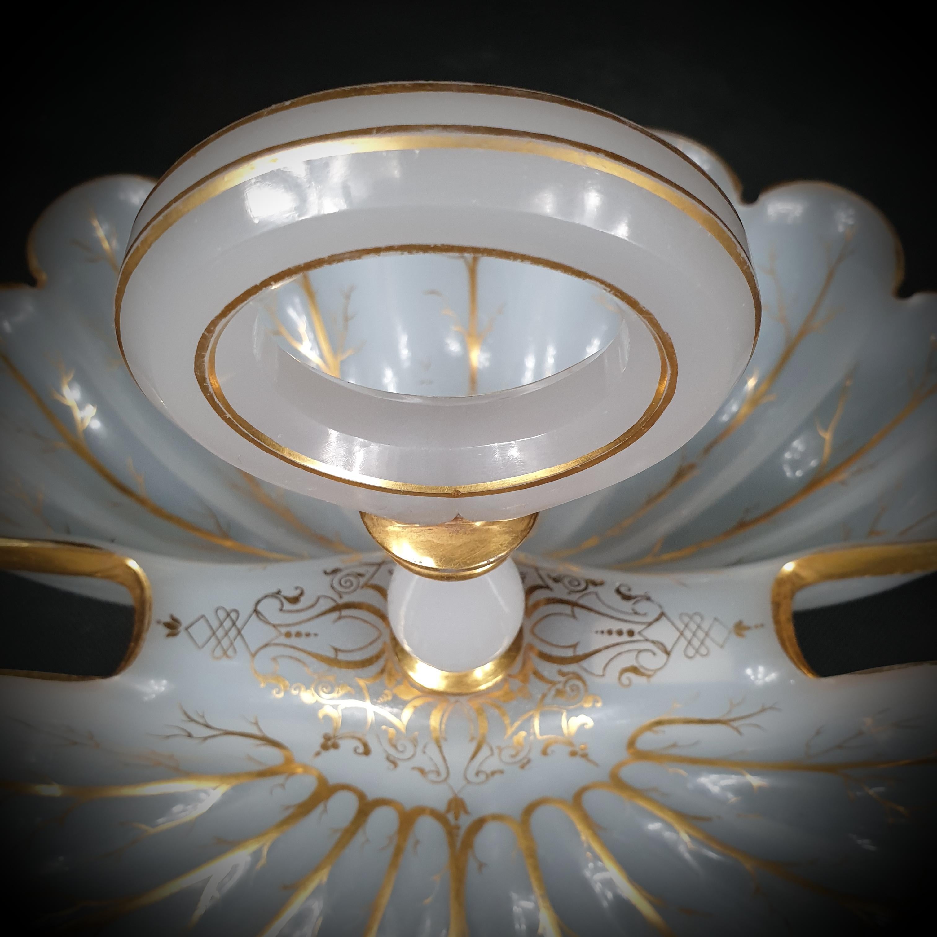 White Gilded Opaline Glass Serving Dish, Kidney Shaped, Late 19th Century For Sale 2