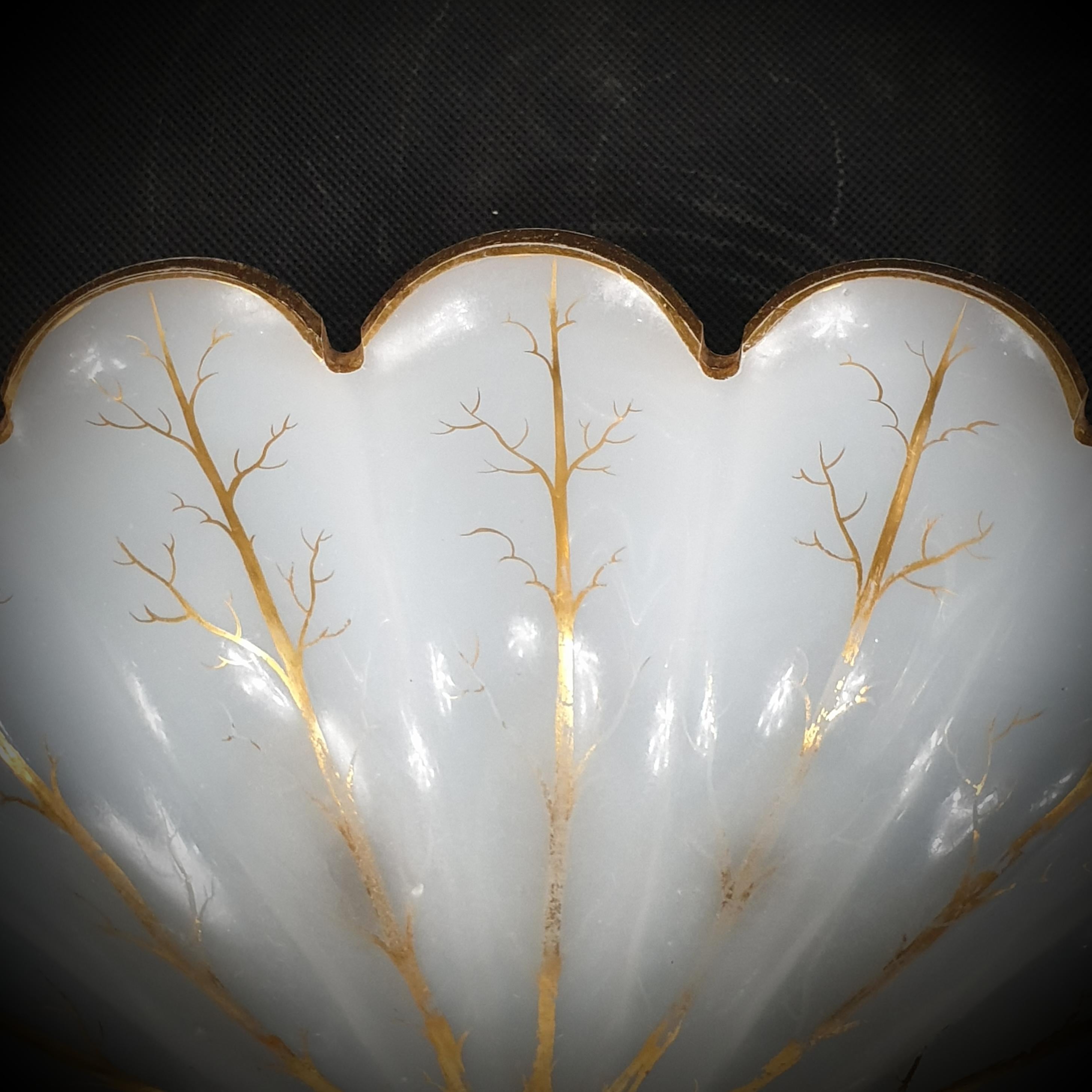Servierschale aus weißem, vergoldetem Opalglas, knöchelförmig, spätes 19. Jahrhundert im Angebot 5
