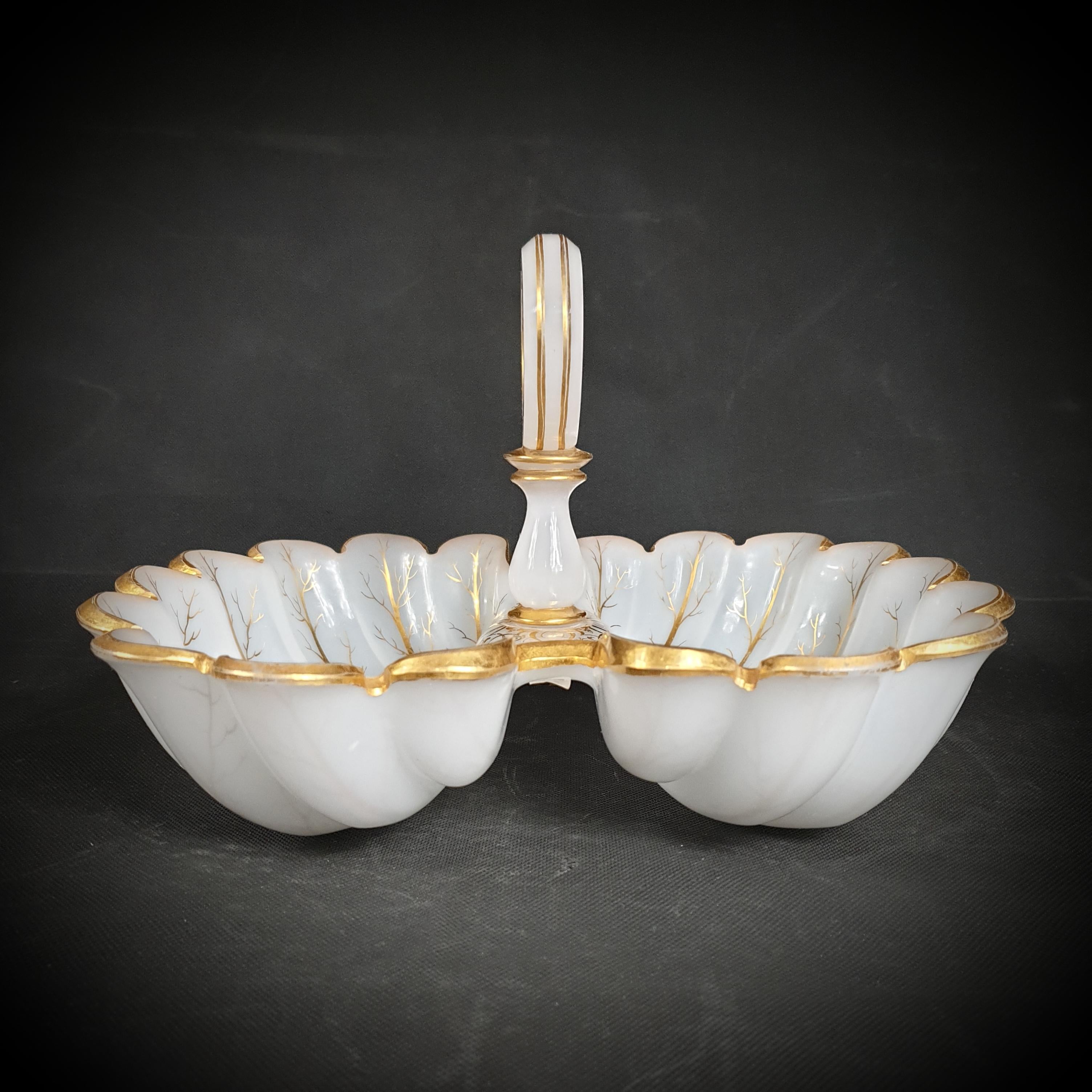 French White Gilded Opaline Glass Serving Dish, Kidney Shaped, Late 19th Century For Sale