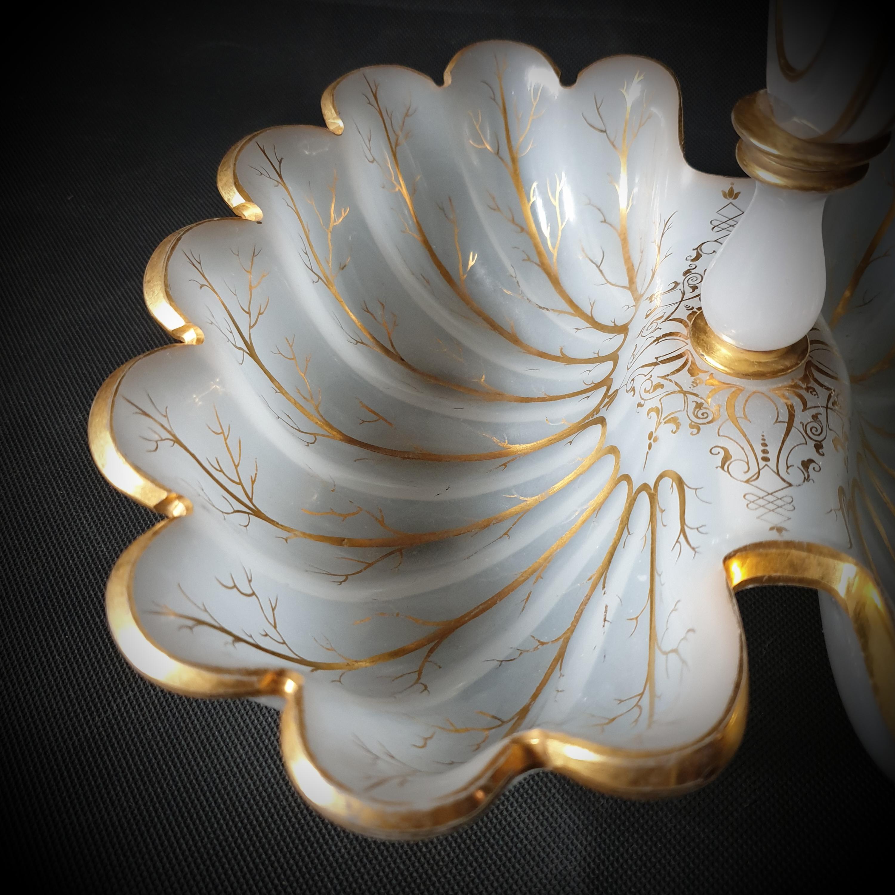 White Gilded Opaline Glass Serving Dish, Kidney Shaped, Late 19th Century In Good Condition For Sale In Queens Village, NY