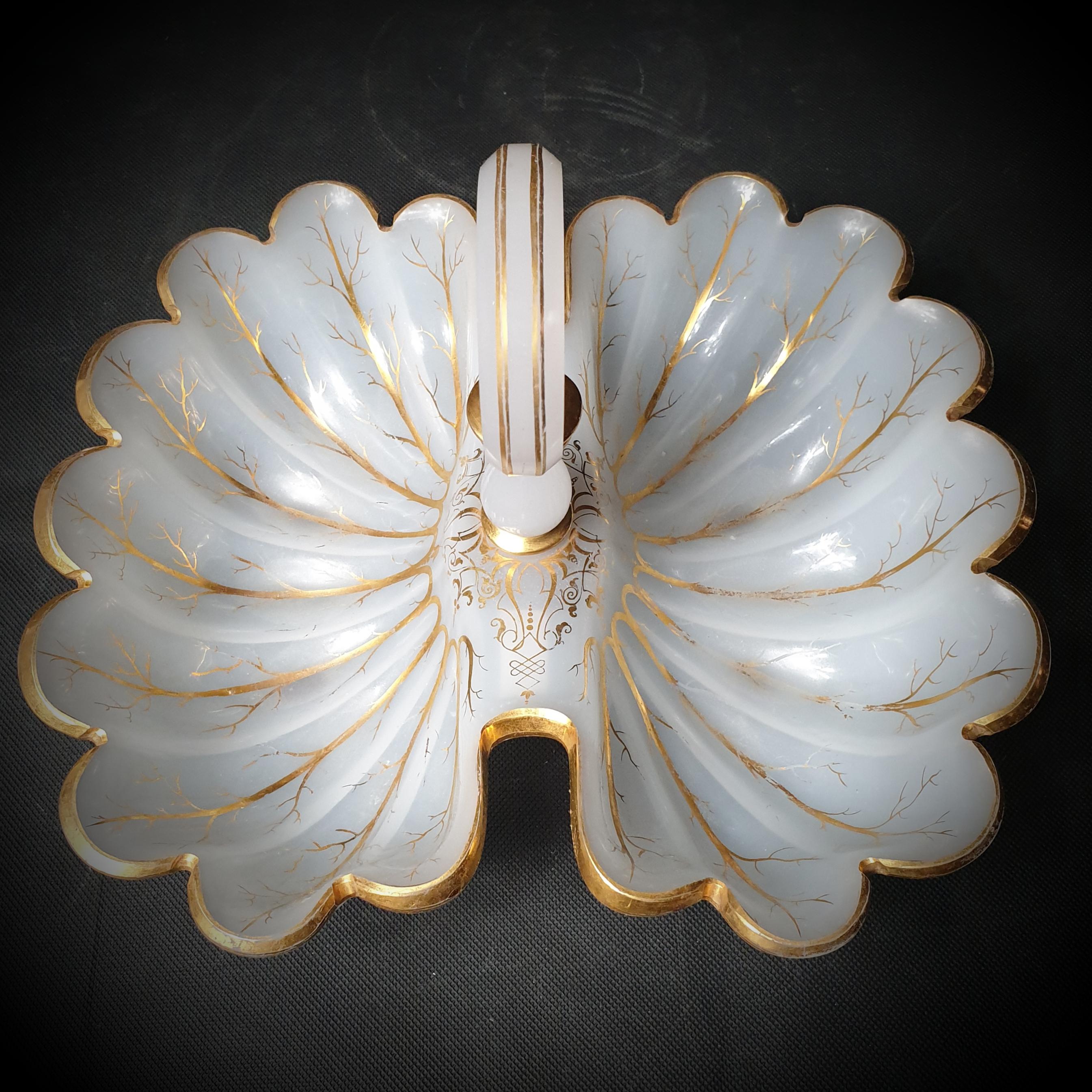 White Gilded Opaline Glass Serving Dish, Kidney Shaped, Late 19th Century For Sale 1