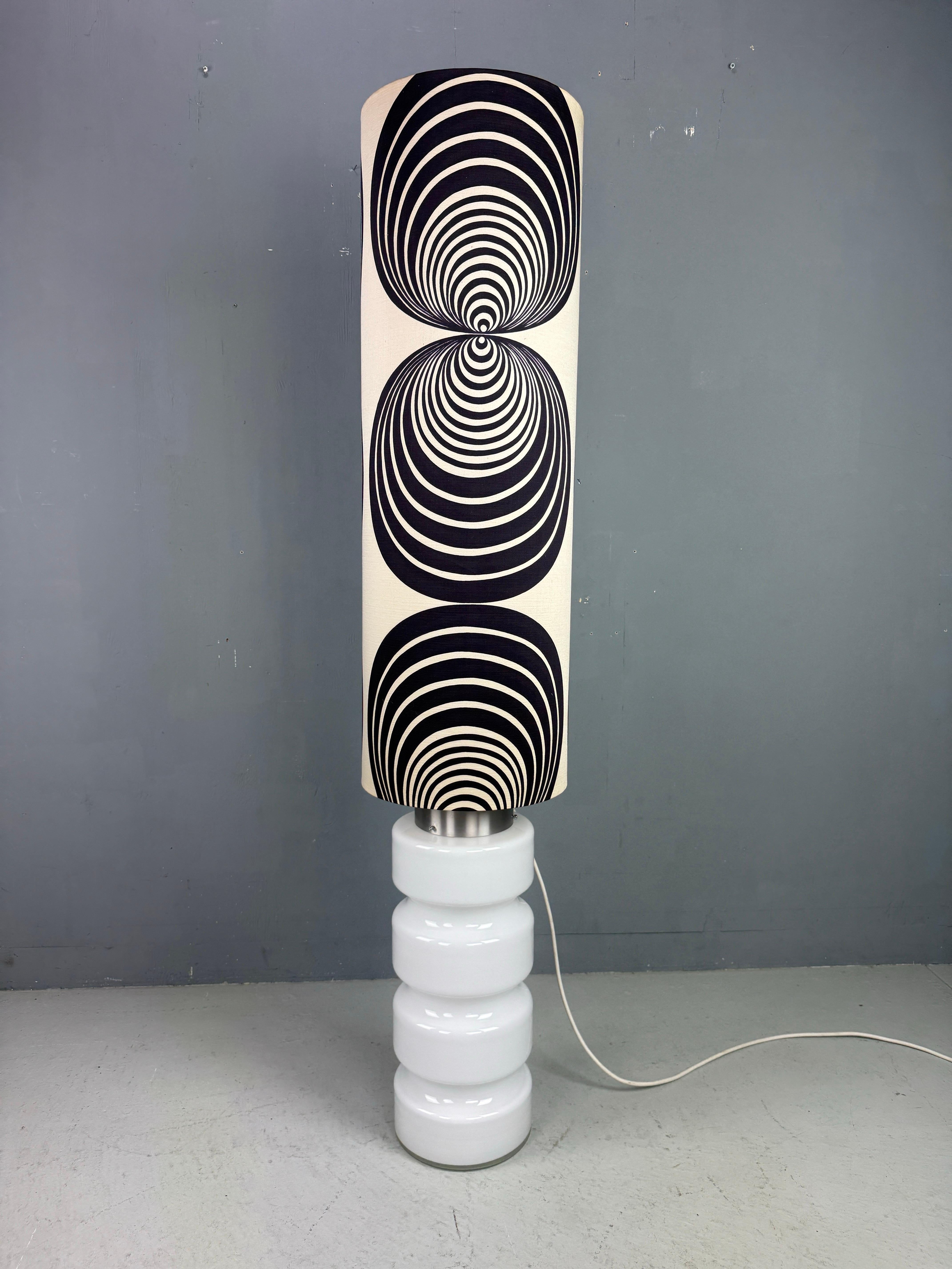 Weißes Glas 59 Zoll Stehlampe- 3-Wege-Schalter- siebziger Jahre Lampenschirm -Deutschland- im Angebot 4