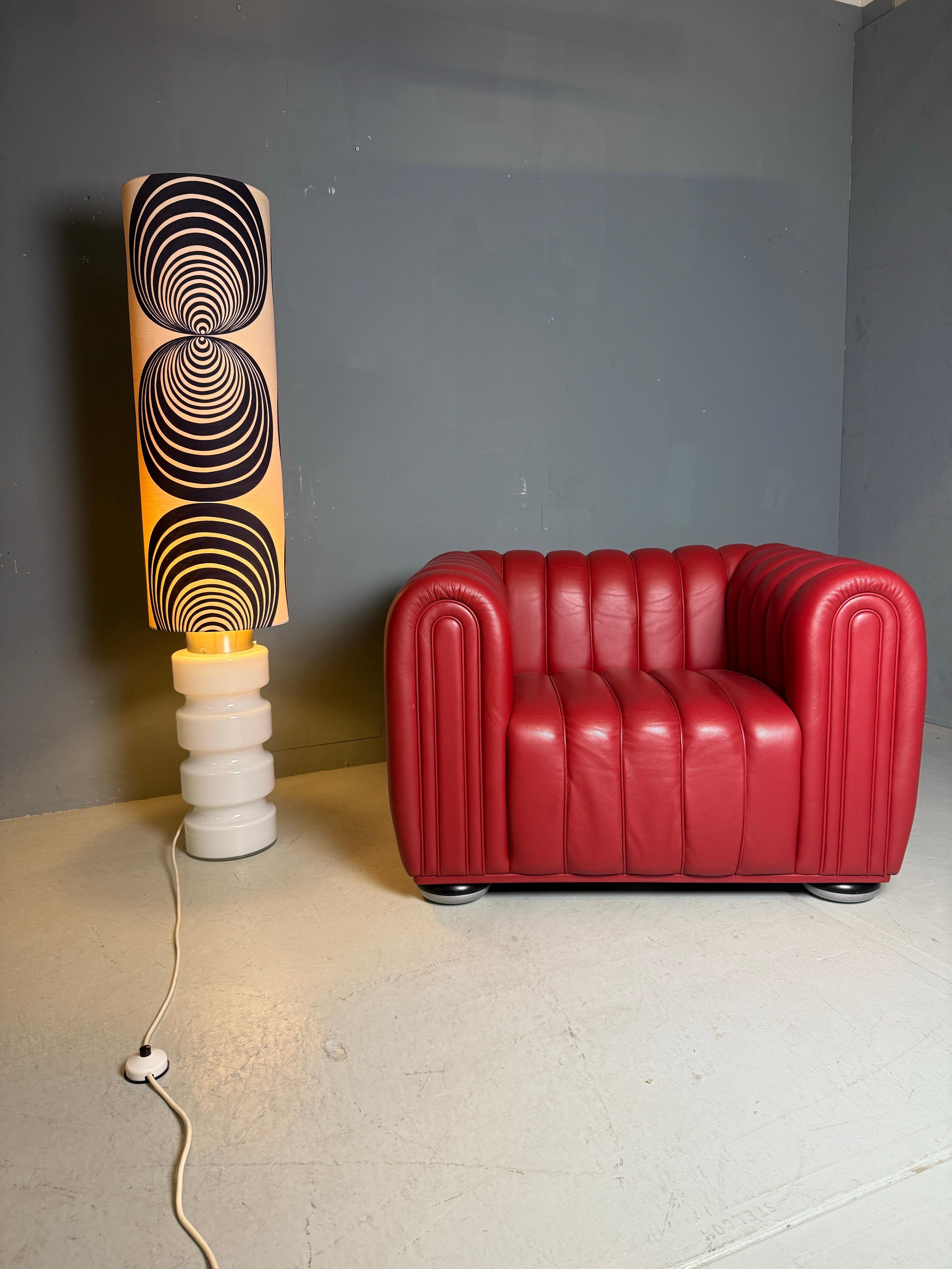 Diese beeindruckende Vintage-Stehleuchte ist mit einer Höhe von 1,50 Metern ein echtes Statement. Die Leuchte verfügt über einen skulpturalen Sockel aus Milchglas, der ein warmes, stimmungsvolles Licht abgibt, kombiniert mit einem markanten Schirm,