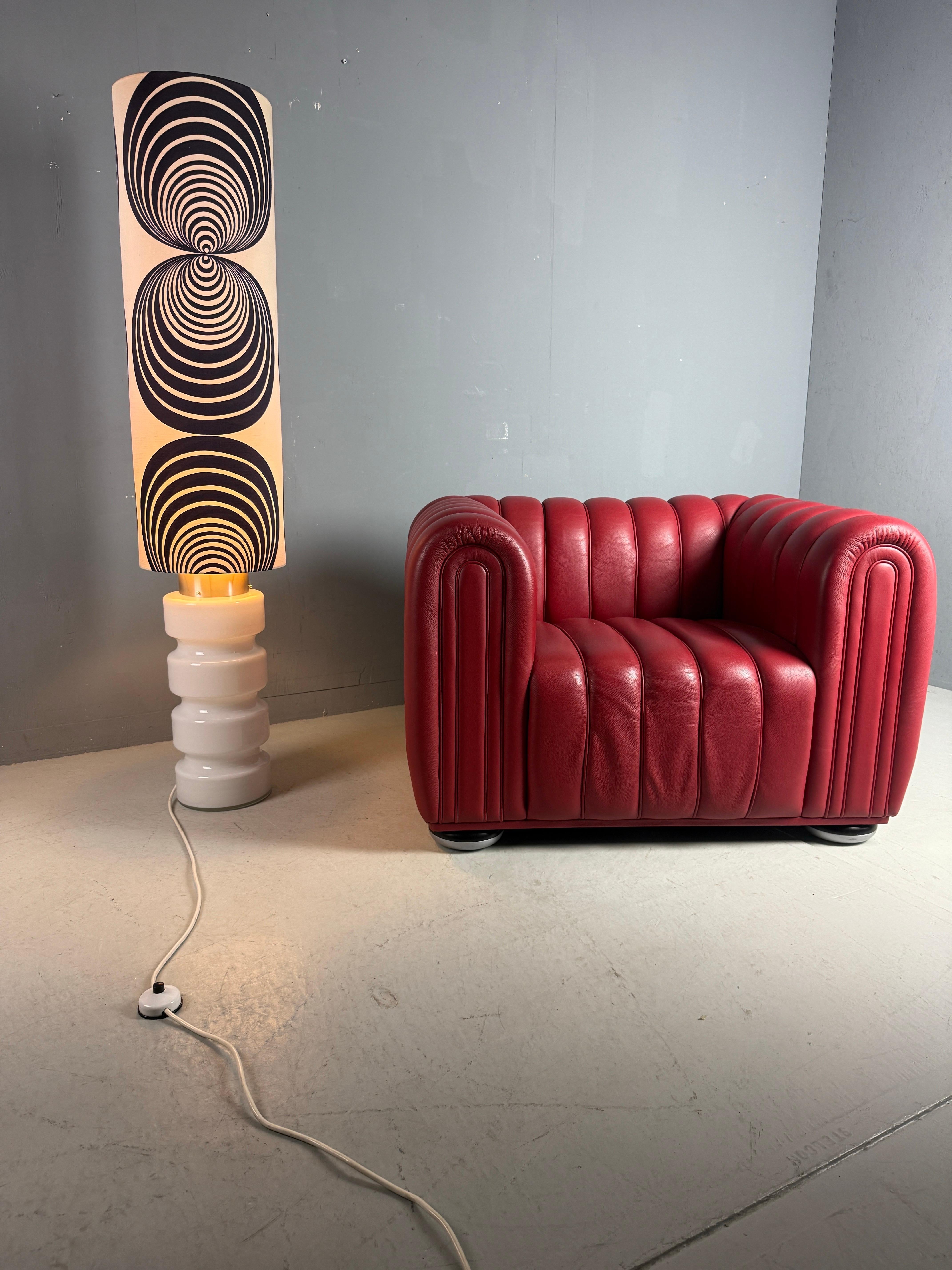 Weißes Glas 59 Zoll Stehlampe- 3-Wege-Schalter- siebziger Jahre Lampenschirm -Deutschland- (Moderne der Mitte des Jahrhunderts) im Angebot