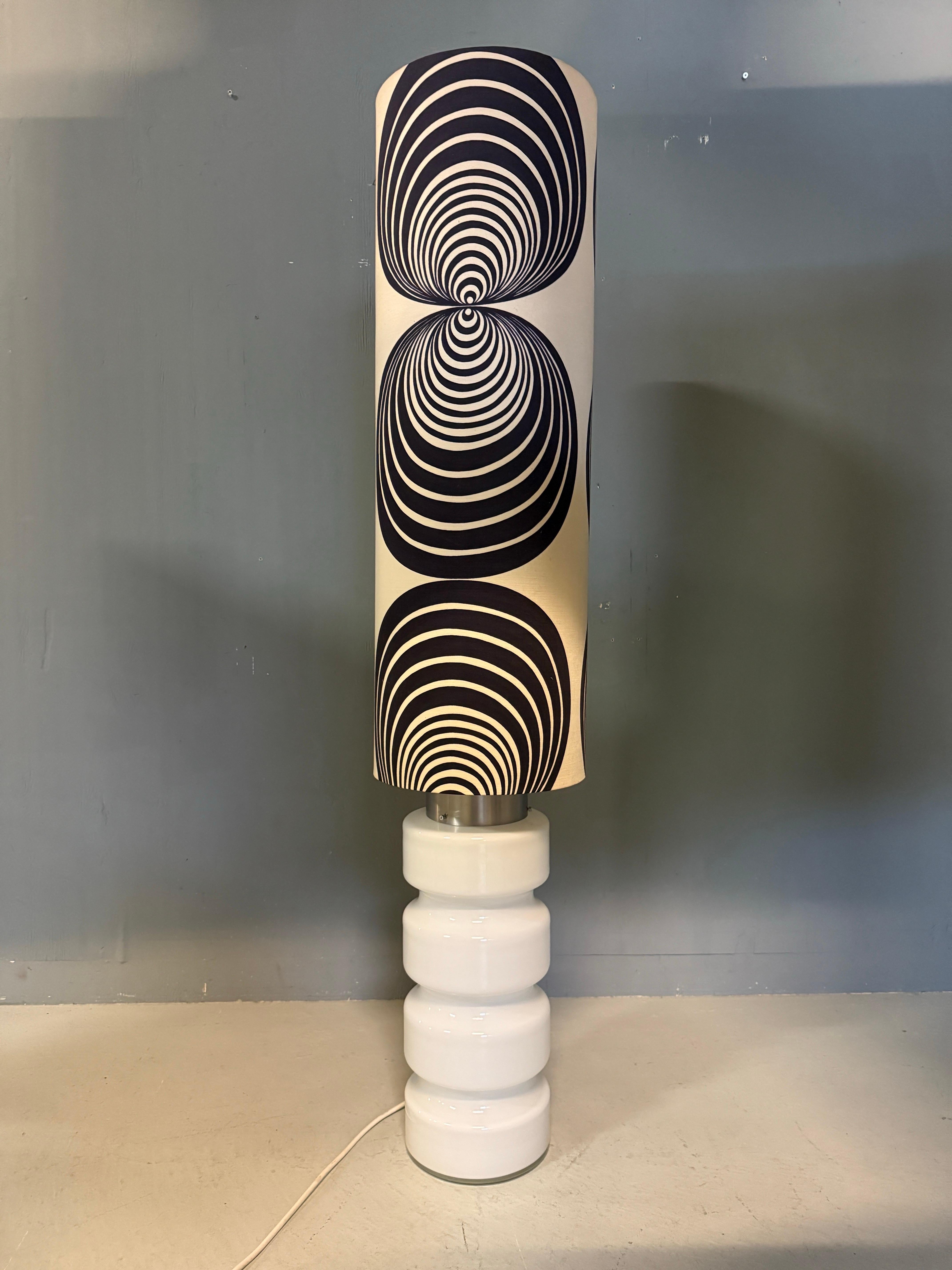 Weißes Glas 59 Zoll Stehlampe- 3-Wege-Schalter- siebziger Jahre Lampenschirm -Deutschland- im Zustand „Gut“ im Angebot in The Hague, NL