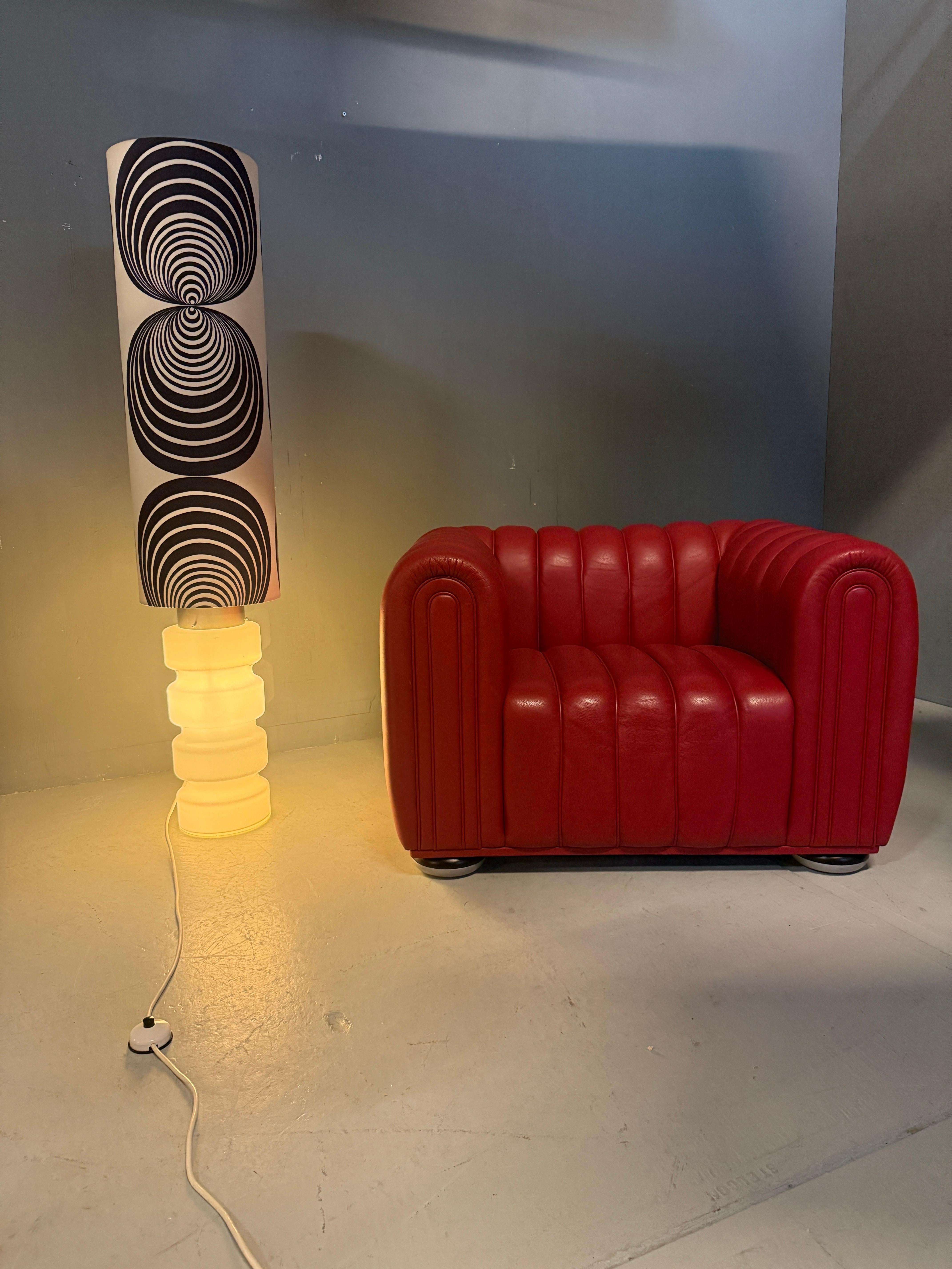 Weißes Glas 59 Zoll Stehlampe- 3-Wege-Schalter- siebziger Jahre Lampenschirm -Deutschland- (Geblasenes Glas) im Angebot